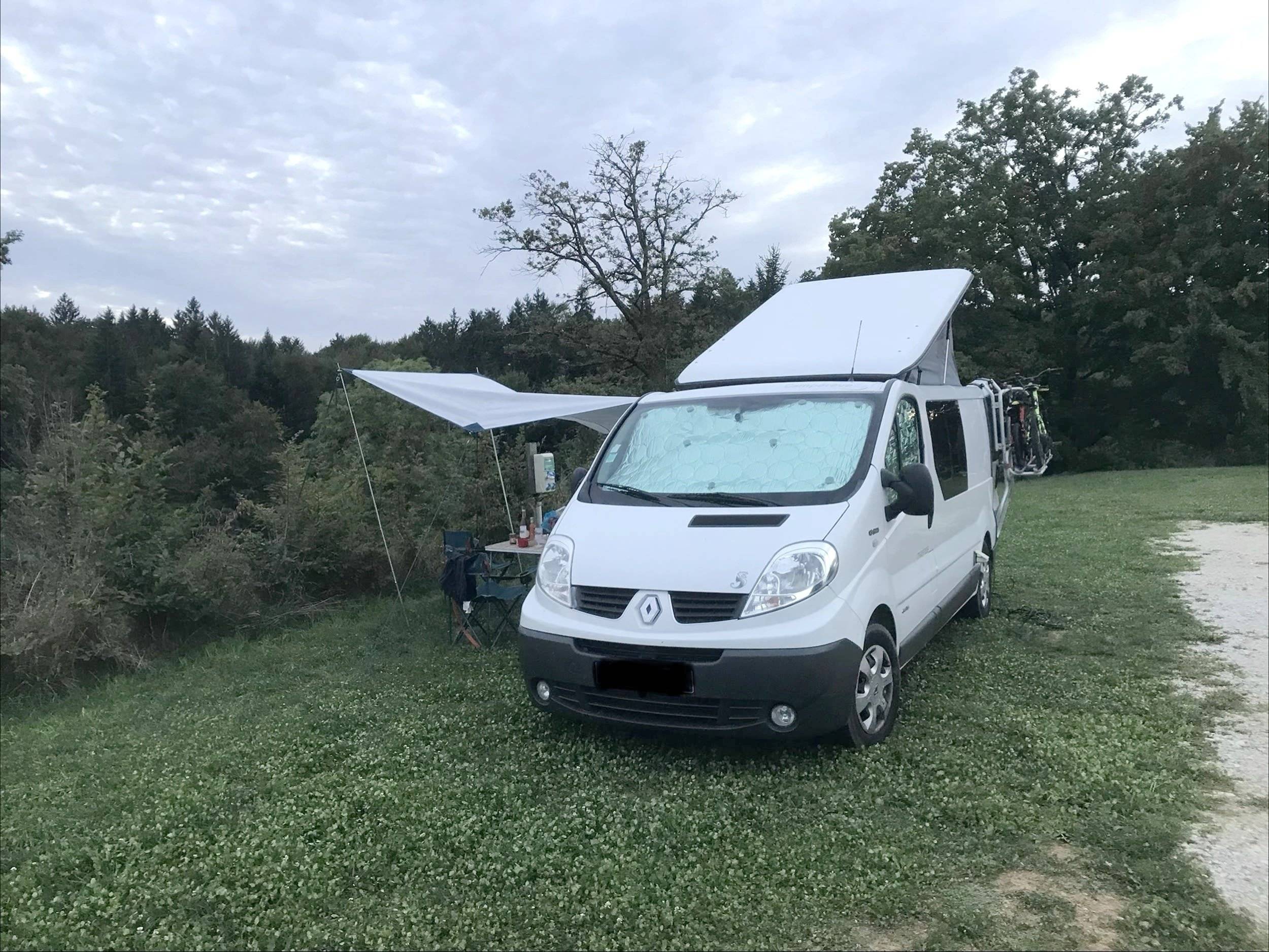 Front view from 3/4 Renault Trafic 2 l 115 ch Grand Confort - Yescapa