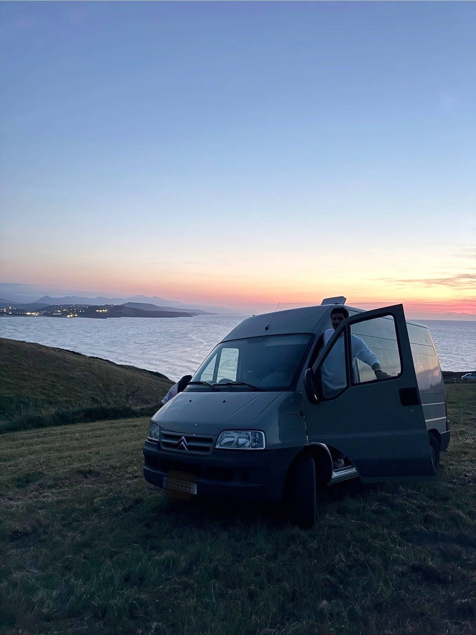 Vue avant de 3/4 Citroën Jumper 2,2 l 110 ch - Yescapa