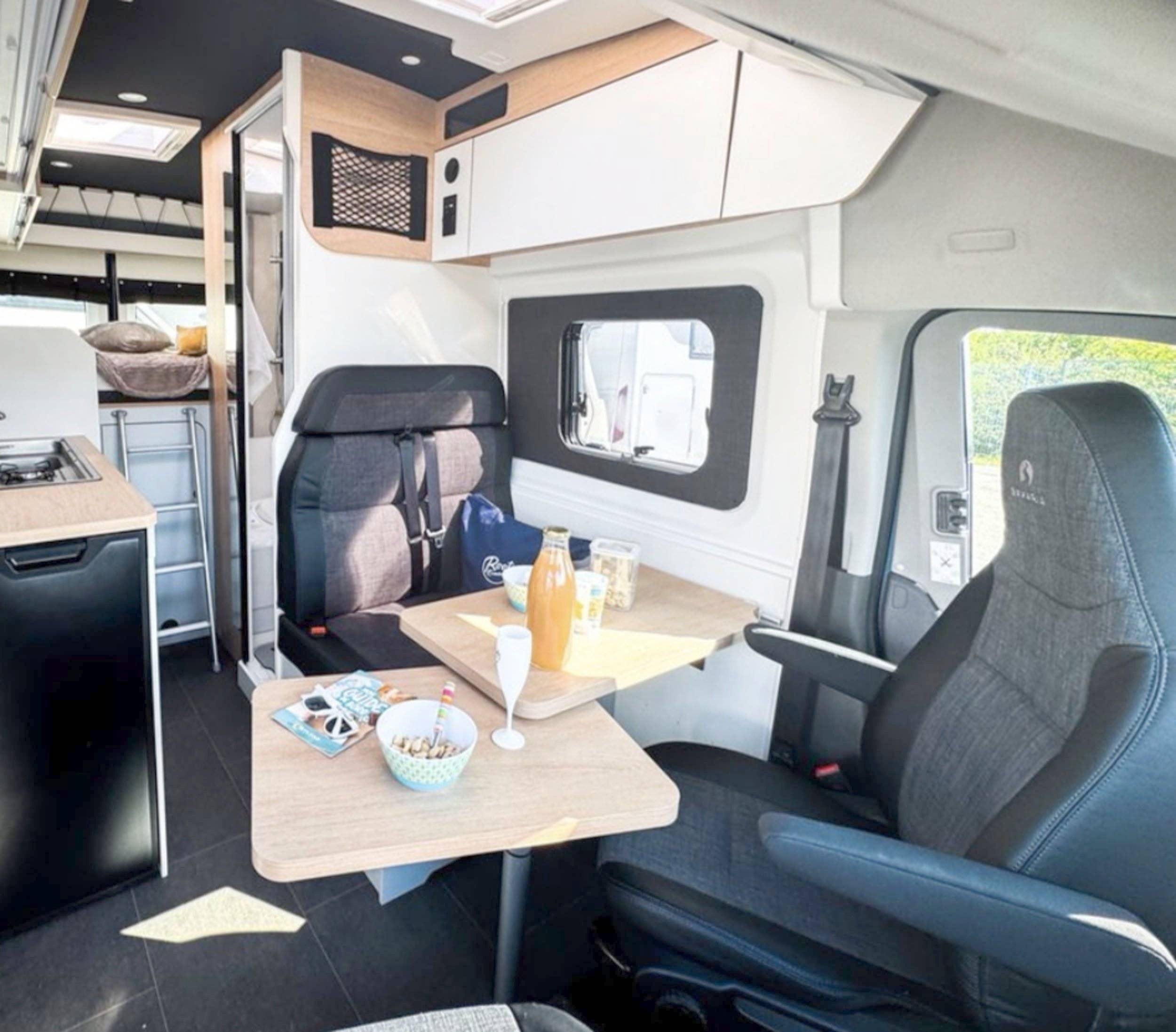 Área de jantar Ford Transit 2,0 l 170 ch - Yescapa