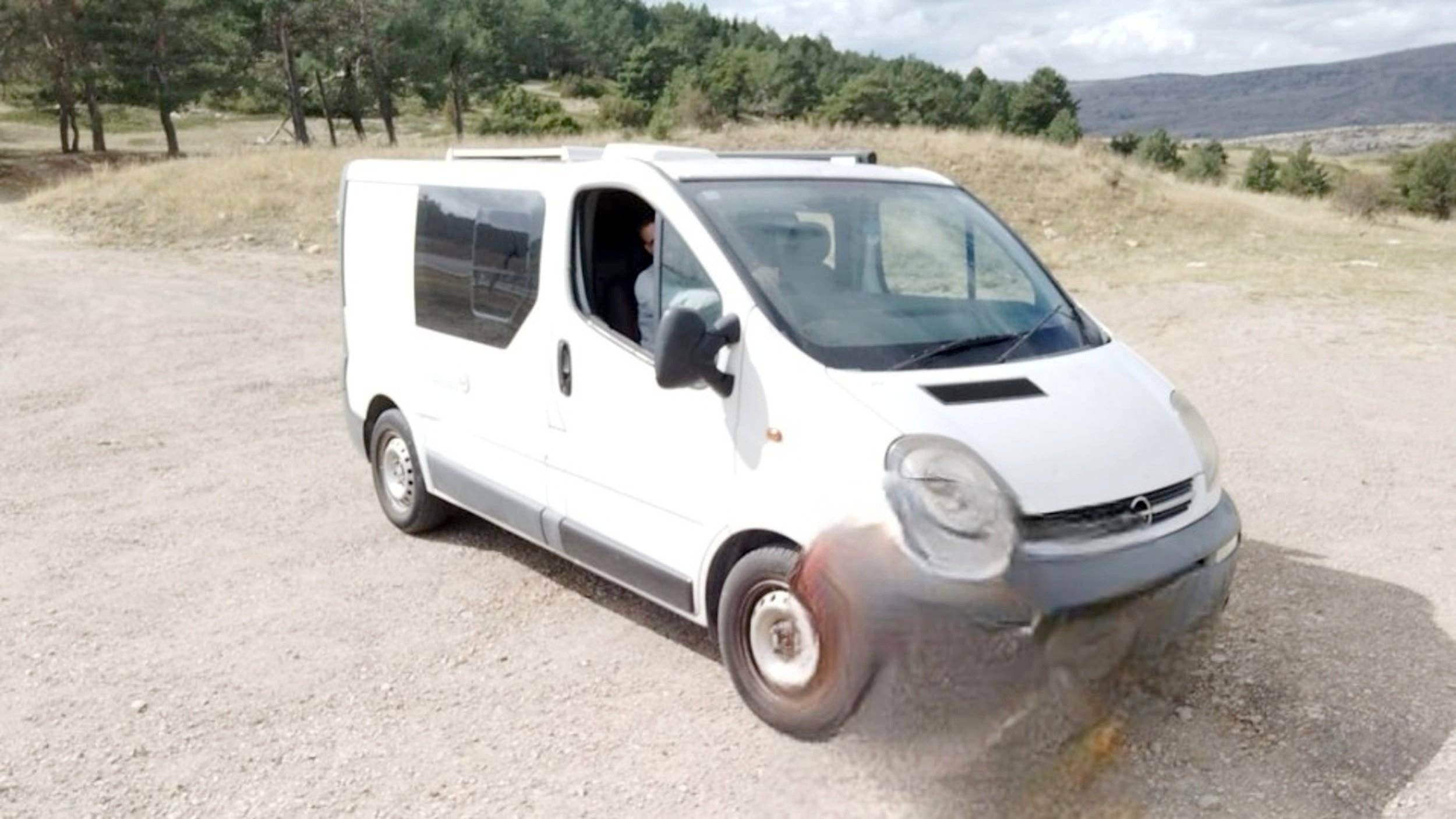 Vista frontale a ¾ Opel Vivaro - Yescapa