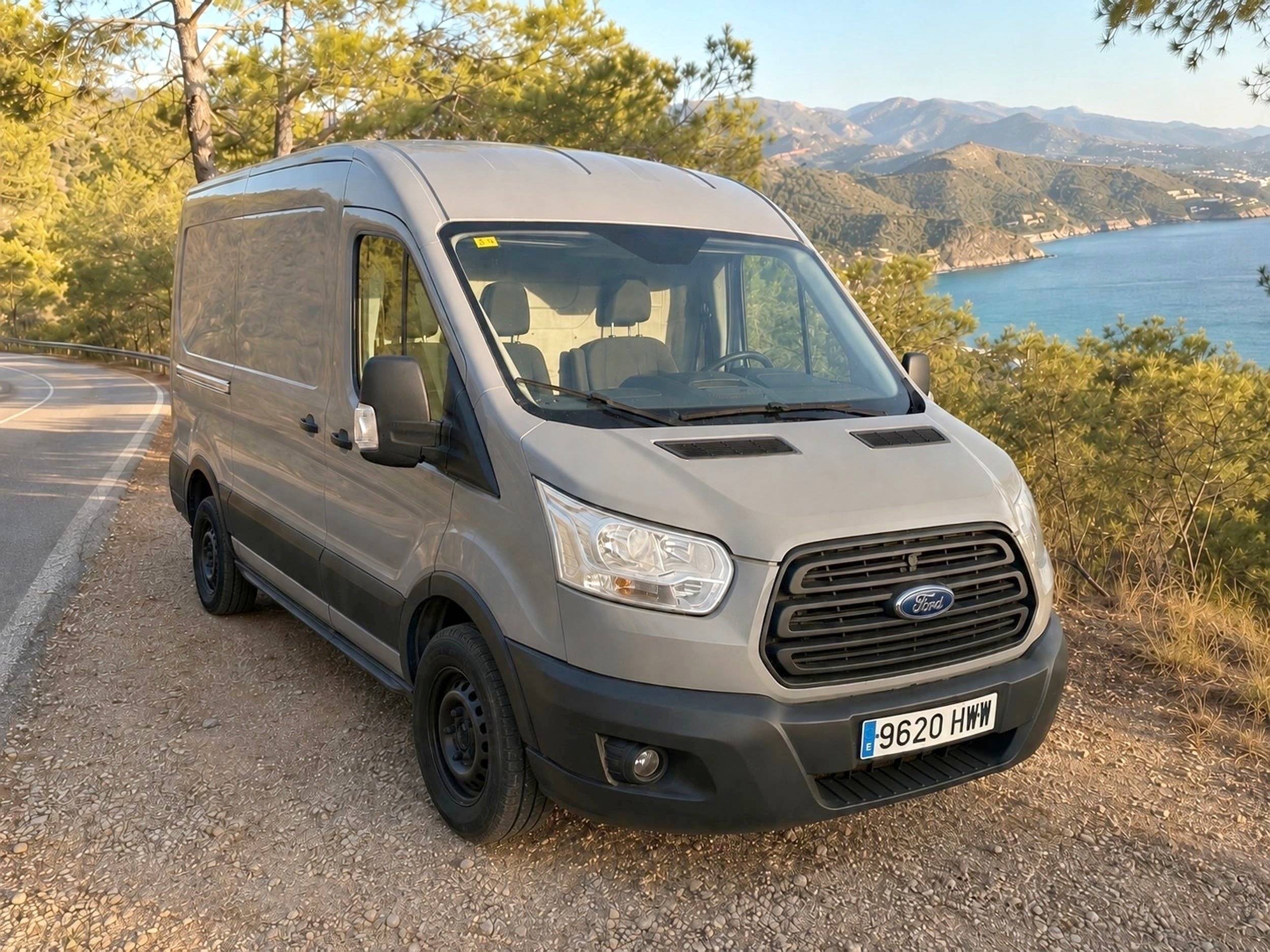 Vista de 3/4 Ford Transit 2,2 l 125 ch - Yescapa