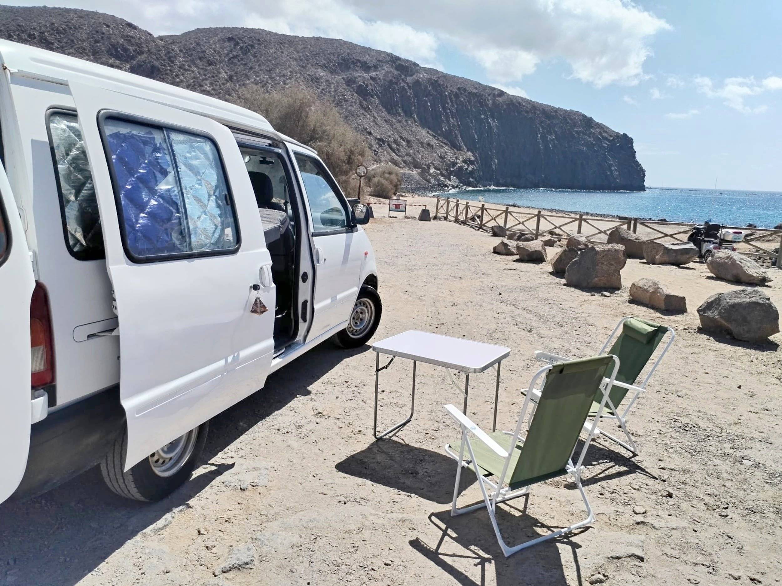 Front view from 3/4 Nissan Vanette Cargo - Yescapa