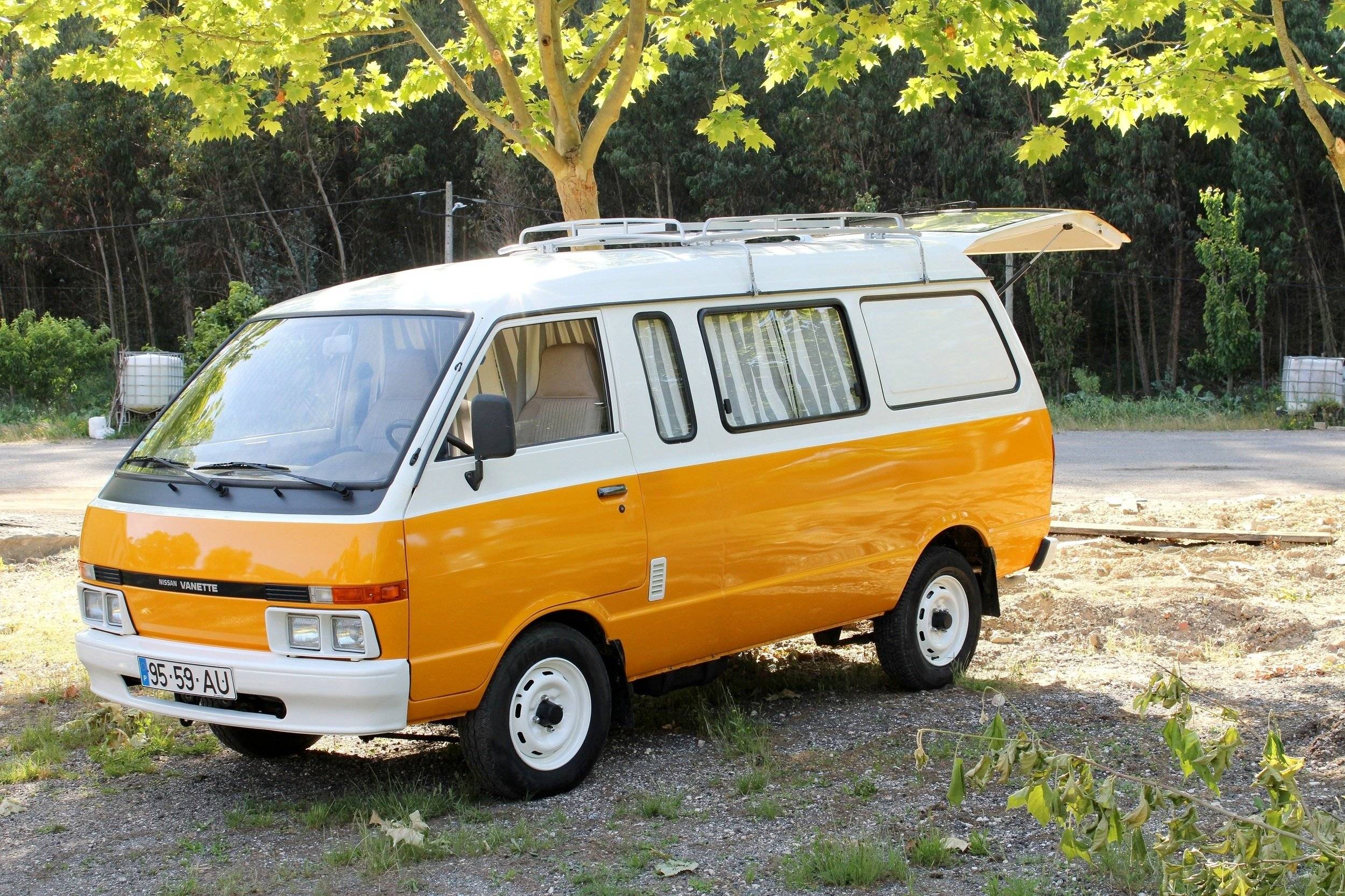 Vista frontale a ¾ Nissan Vanette - Yescapa