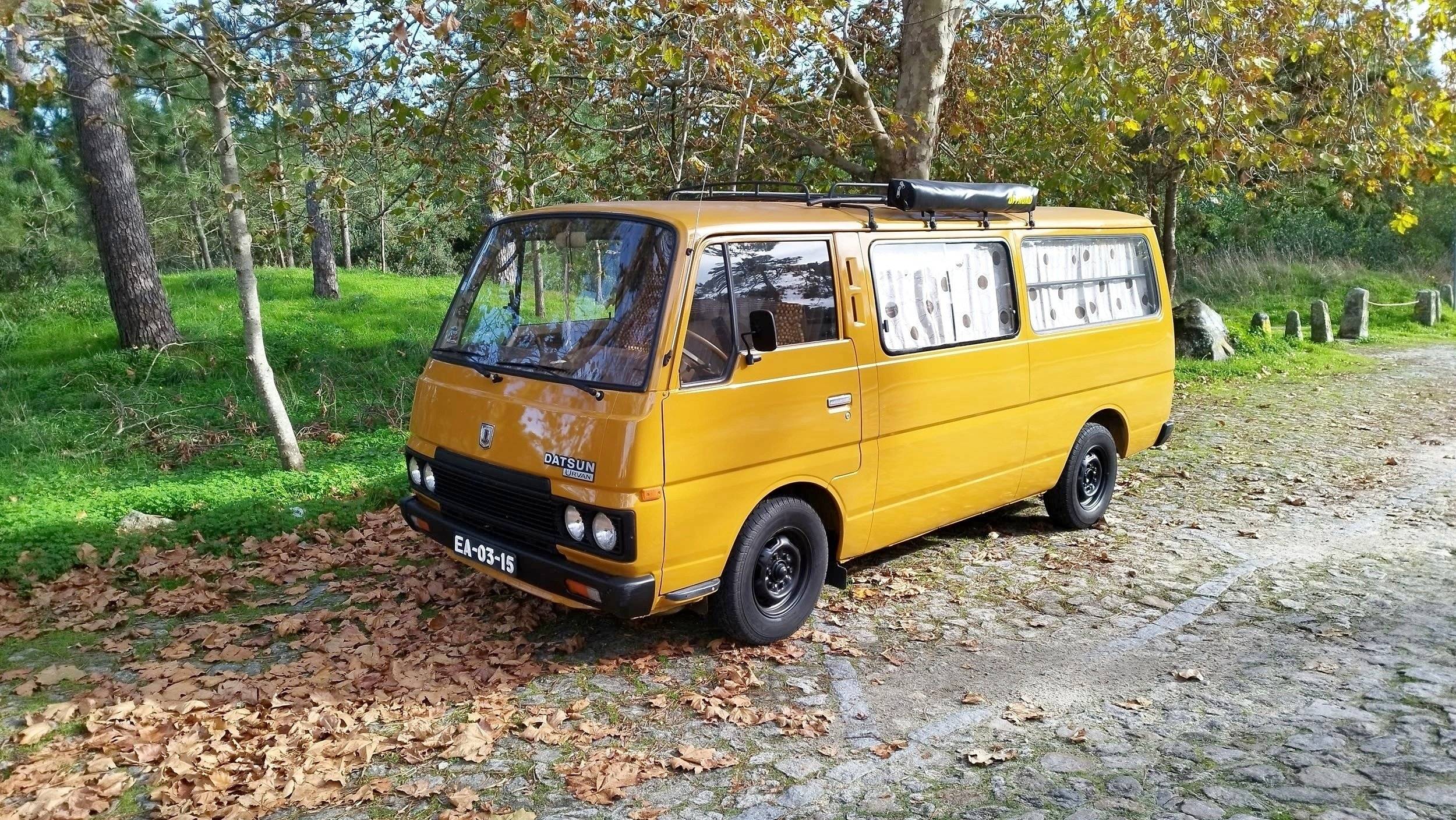 schräge Vorderansicht Nissan Urvan - Yescapa