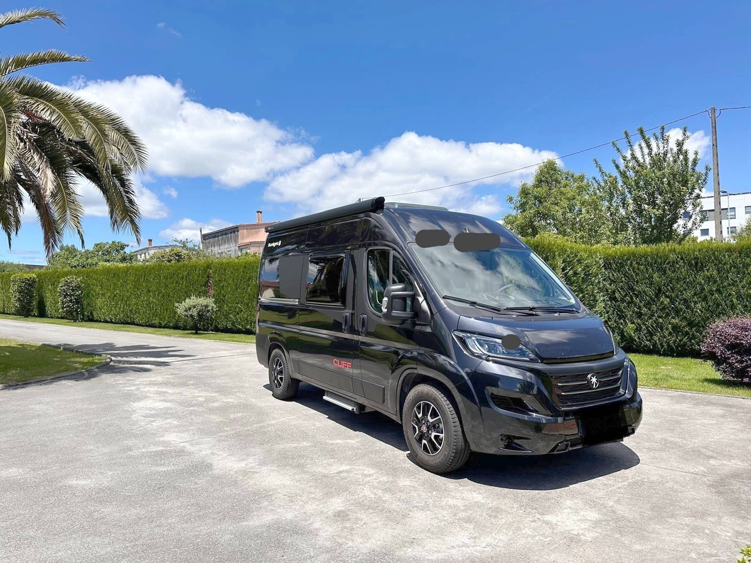 Vista del vehículo ángulo delantero Fiat Ducato 2.2 Mjet 140 - Yescapa