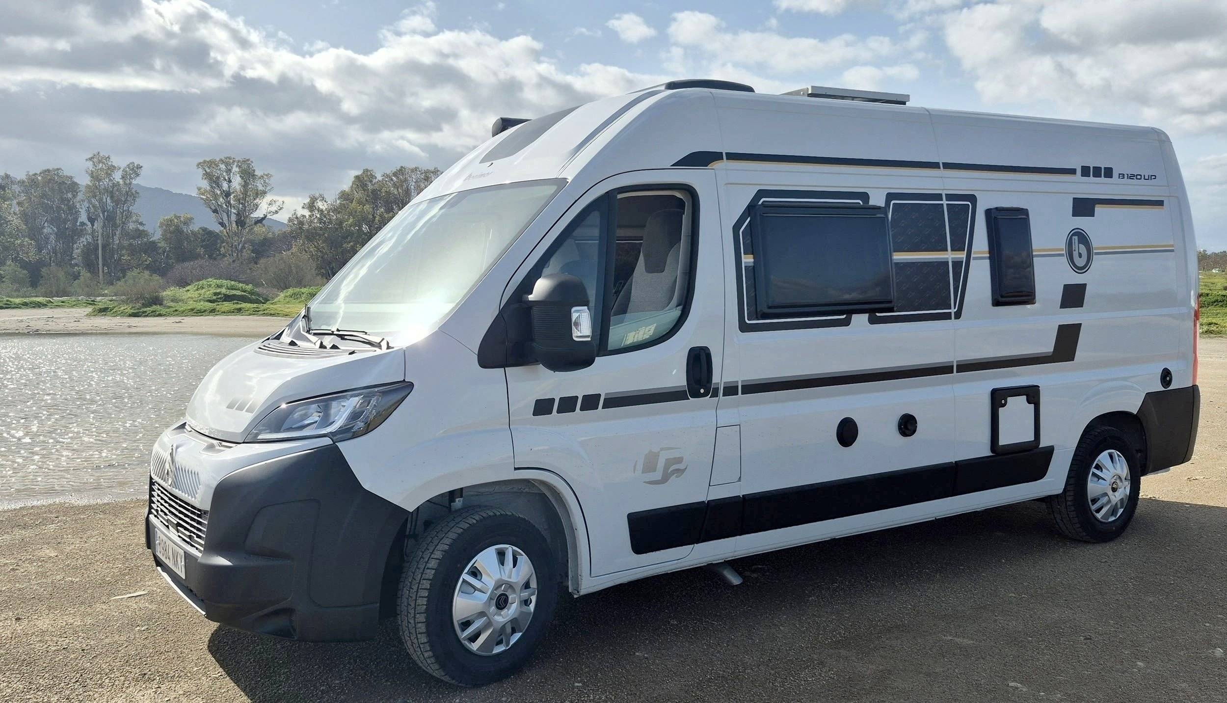 Front view from 3/4 Citroën CITROEN JUMPER 130 CV - Yescapa