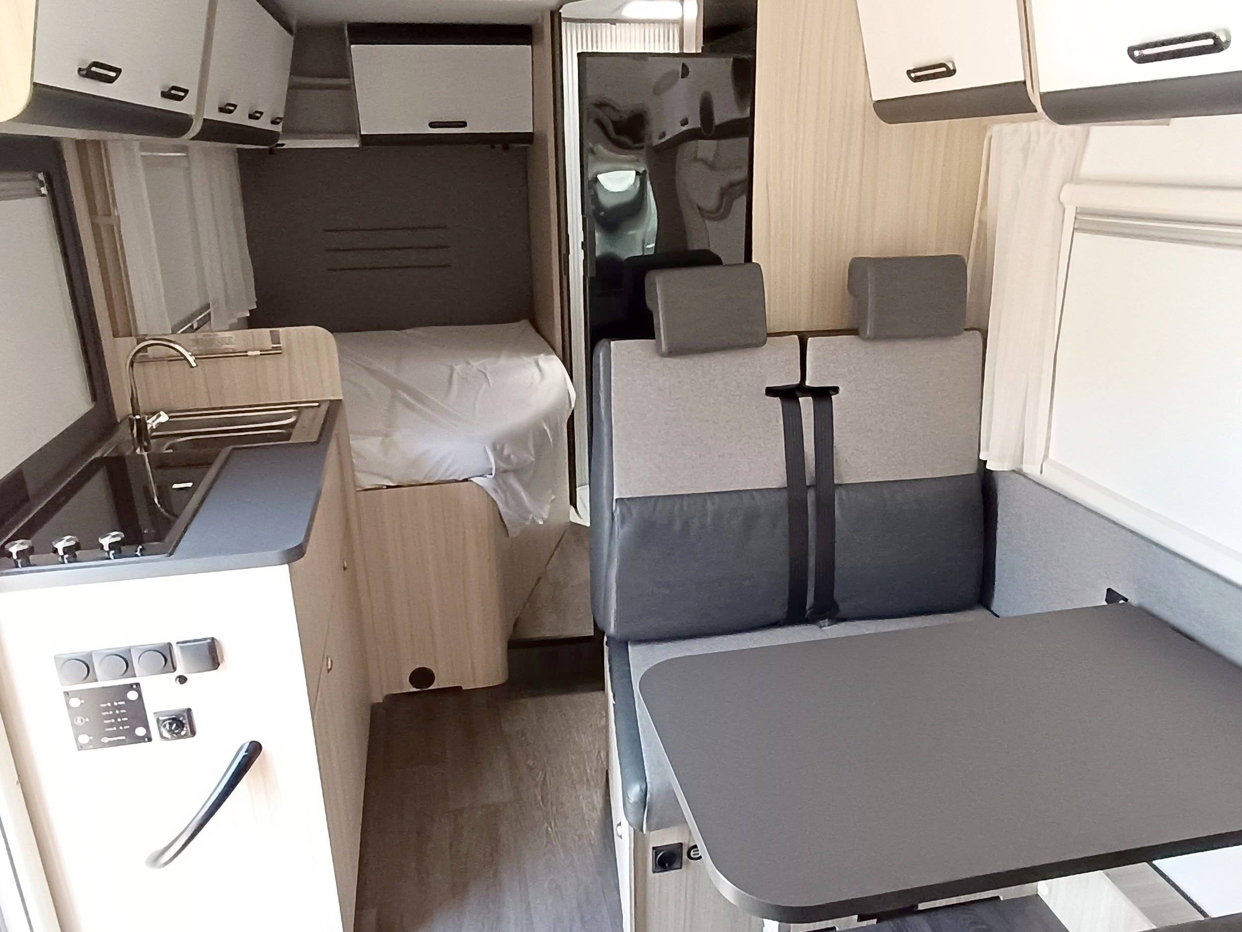 Área de jantar Citroën sunliving - Yescapa