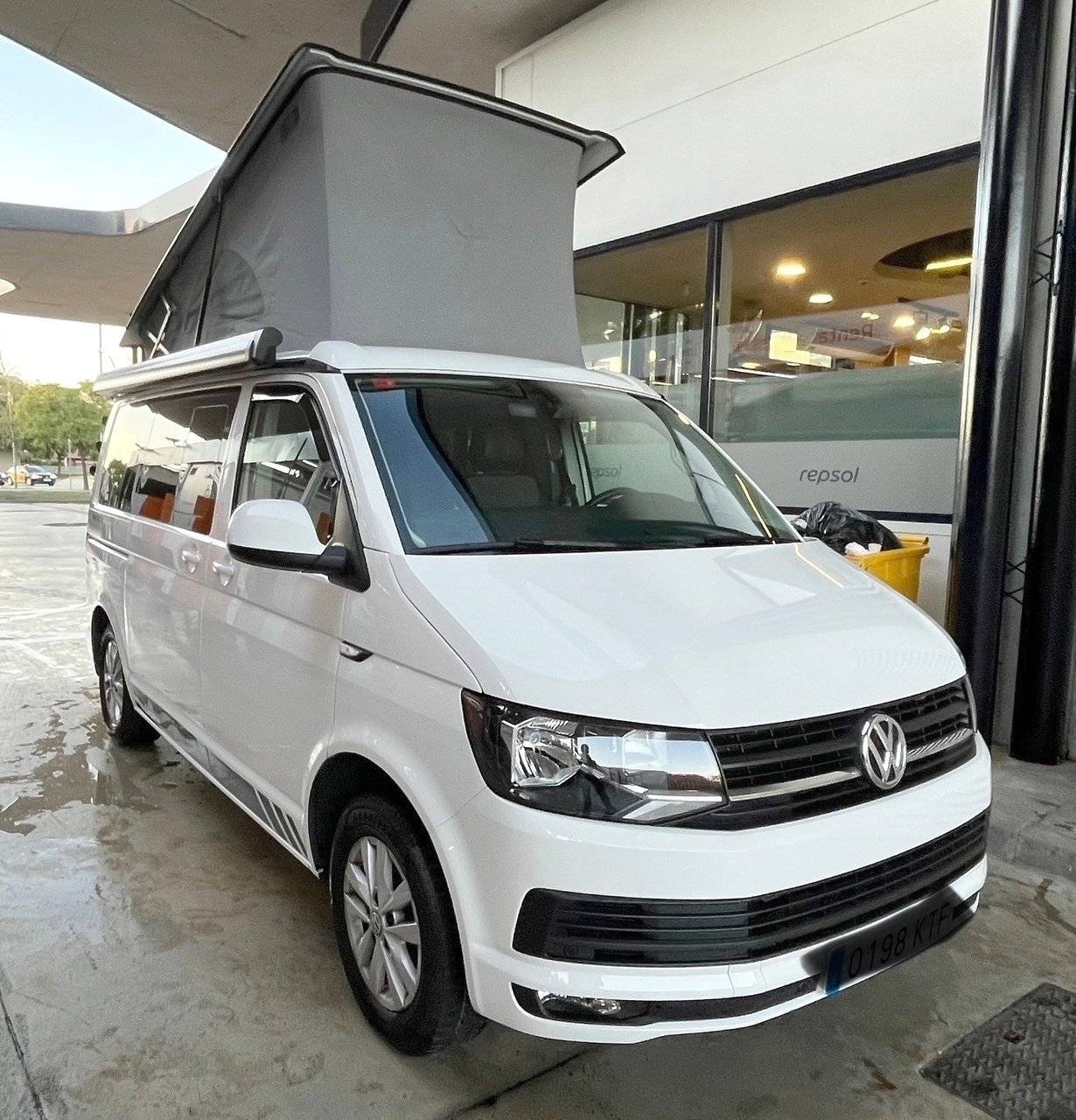 Vista frontale a ¾ Volkswagen Vw california - Yescapa