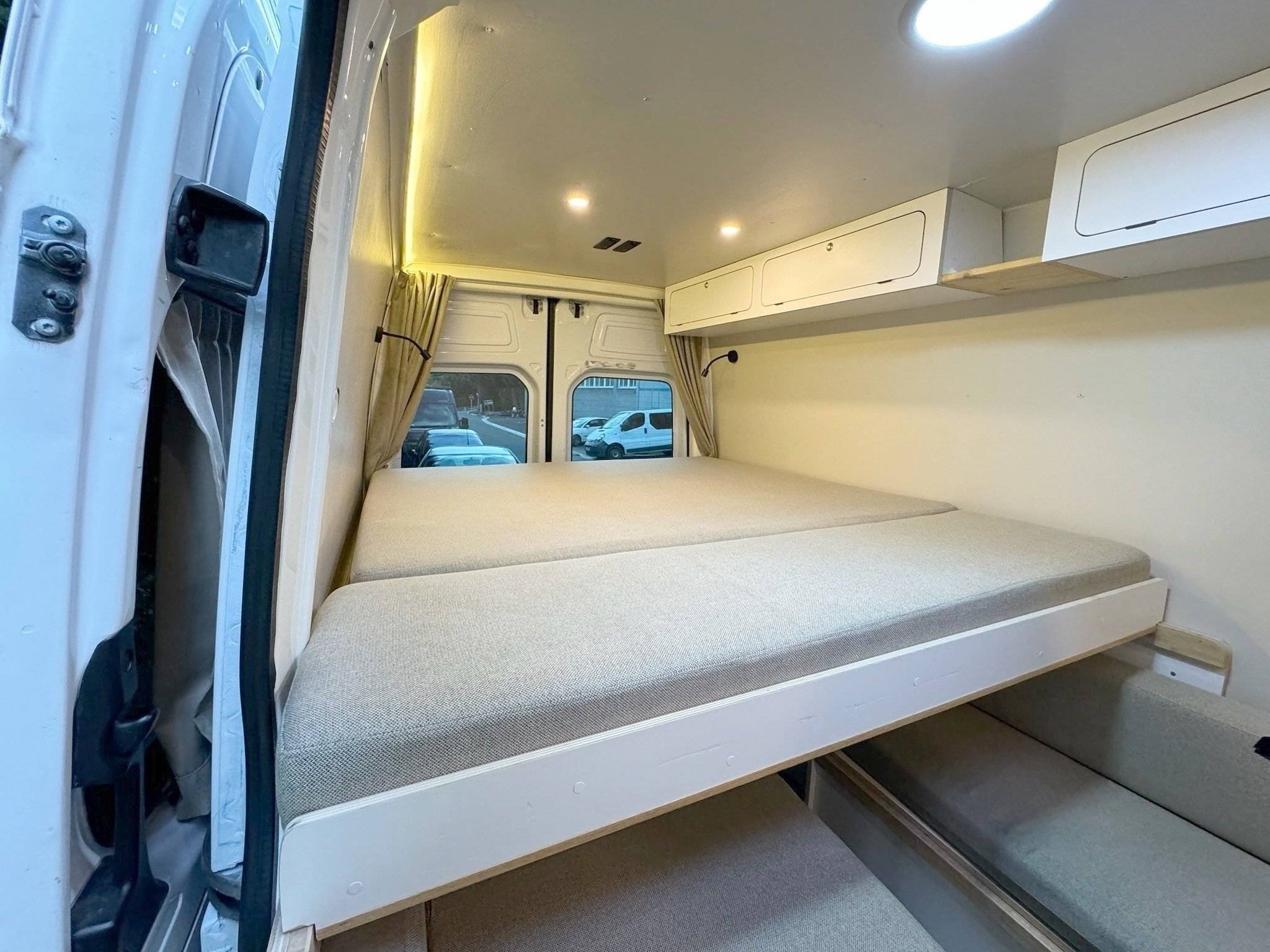 Plazas en cama Mercedes 2,15 l 136 ch - Yescapa