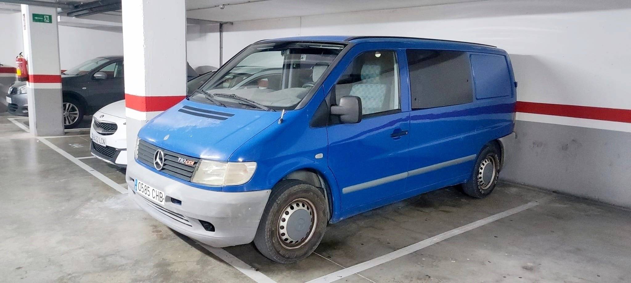 Vista del vehículo ángulo delantero Mercedes Vito 110 CDI - Yescapa