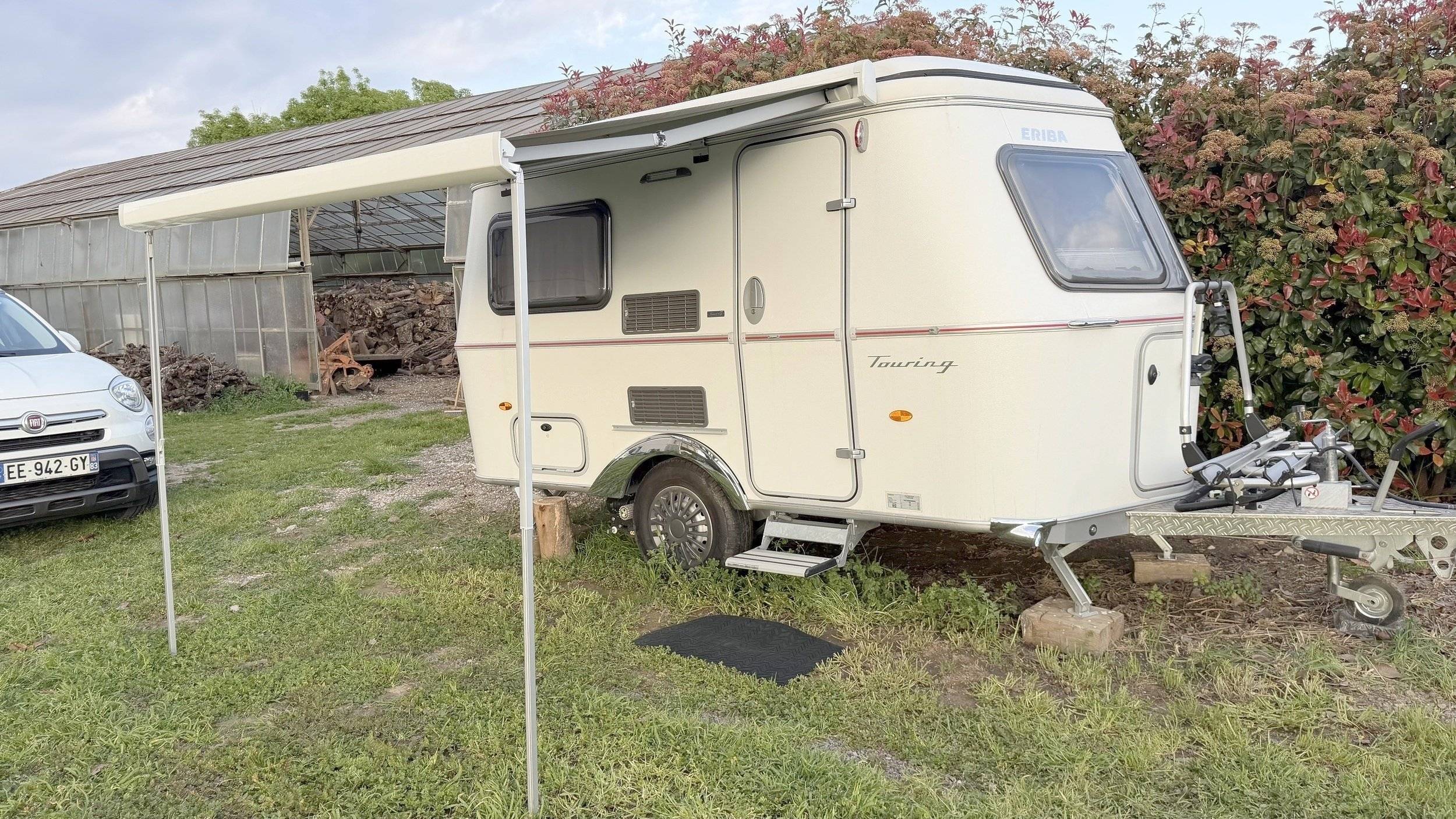 schräge Vorderansicht ERIBA Eriba Touring - Yescapa