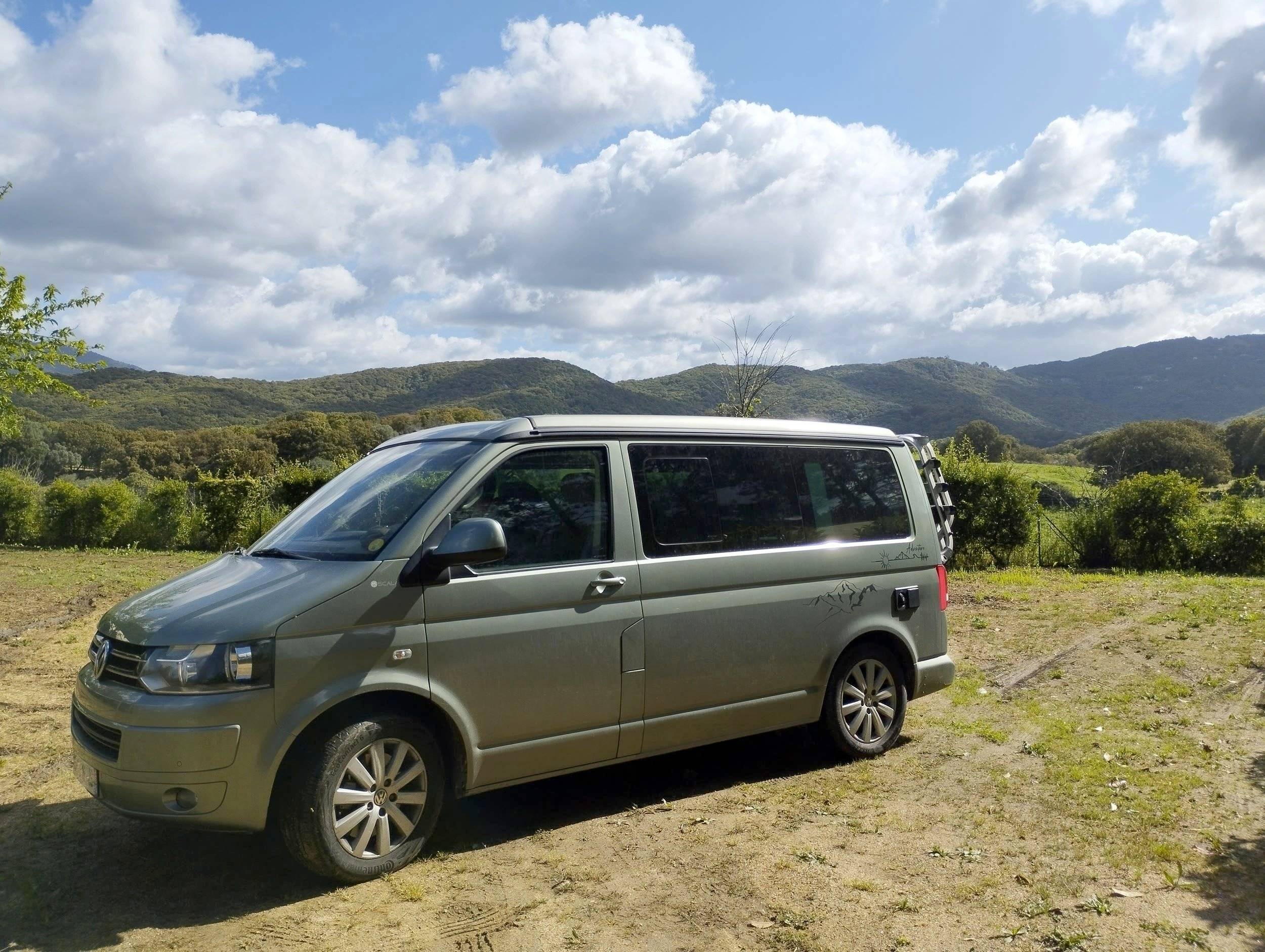 Vue avant de 3/4 Volkswagen VOLKSWAGEN CALIFORNIA - Yescapa