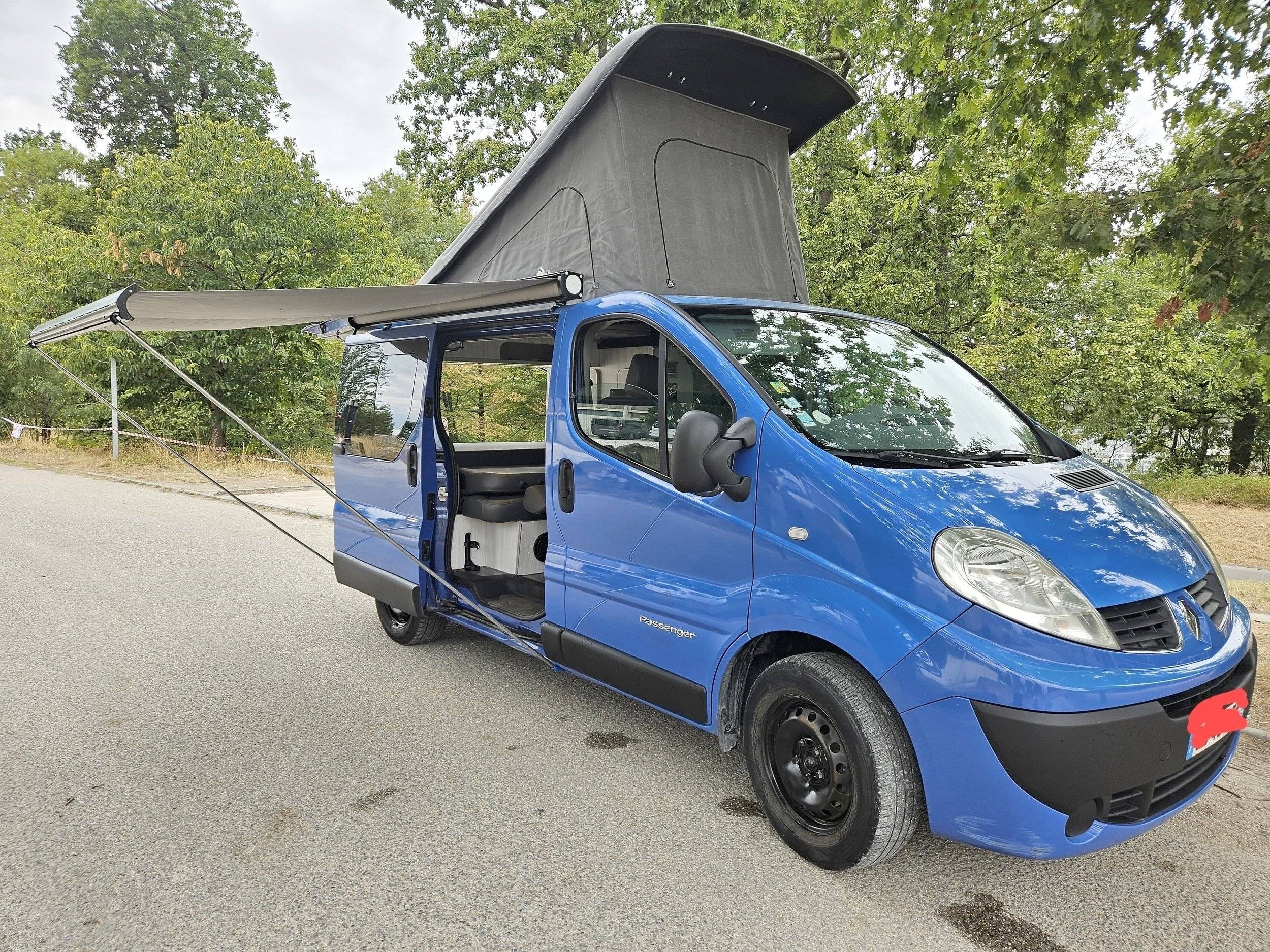 Front view from 3/4 Renault 2,0 l dCi 115 ch - Yescapa