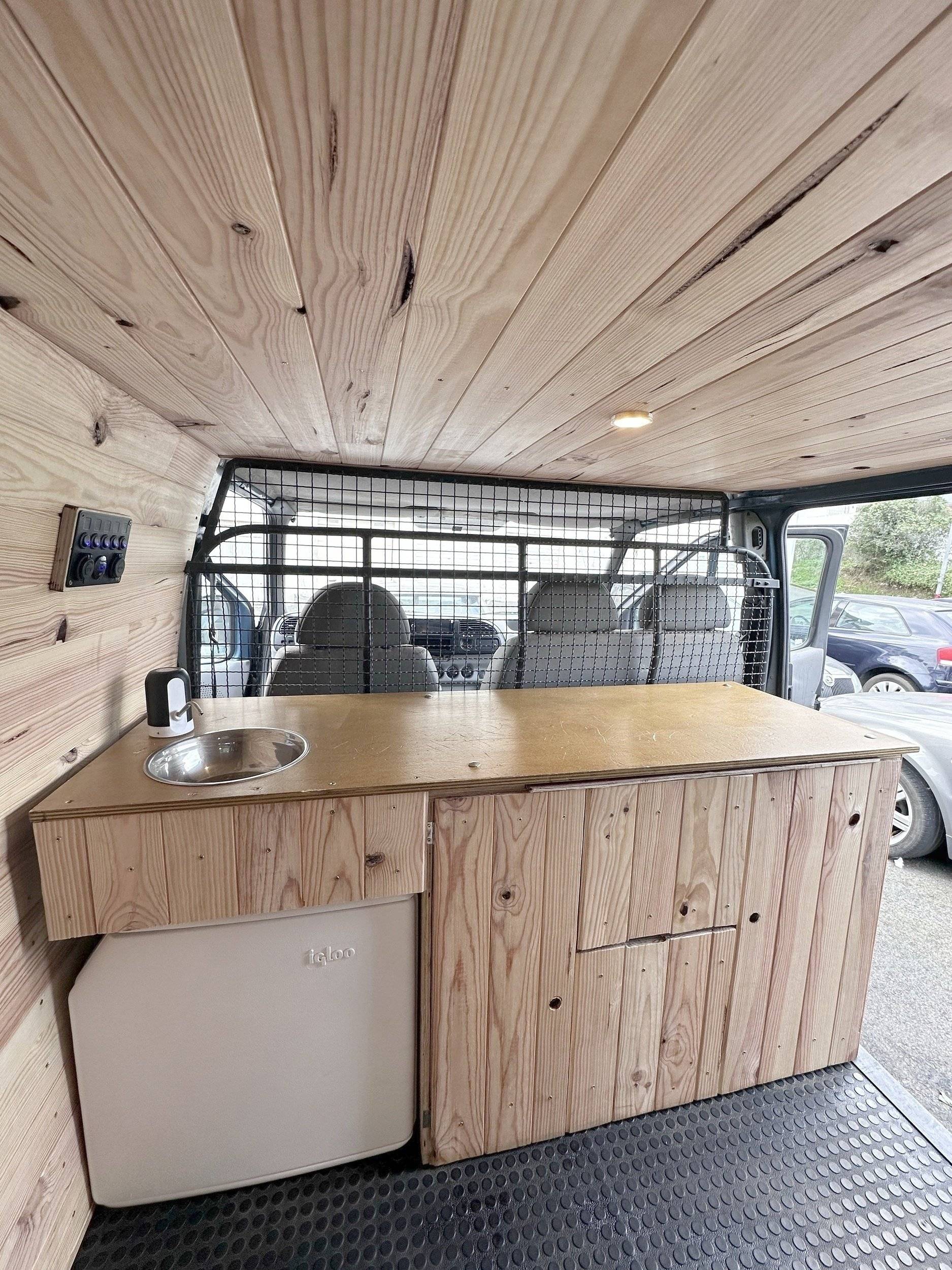 Front view from 3/4 Ford Transit 2,4 l 115 ch - Yescapa