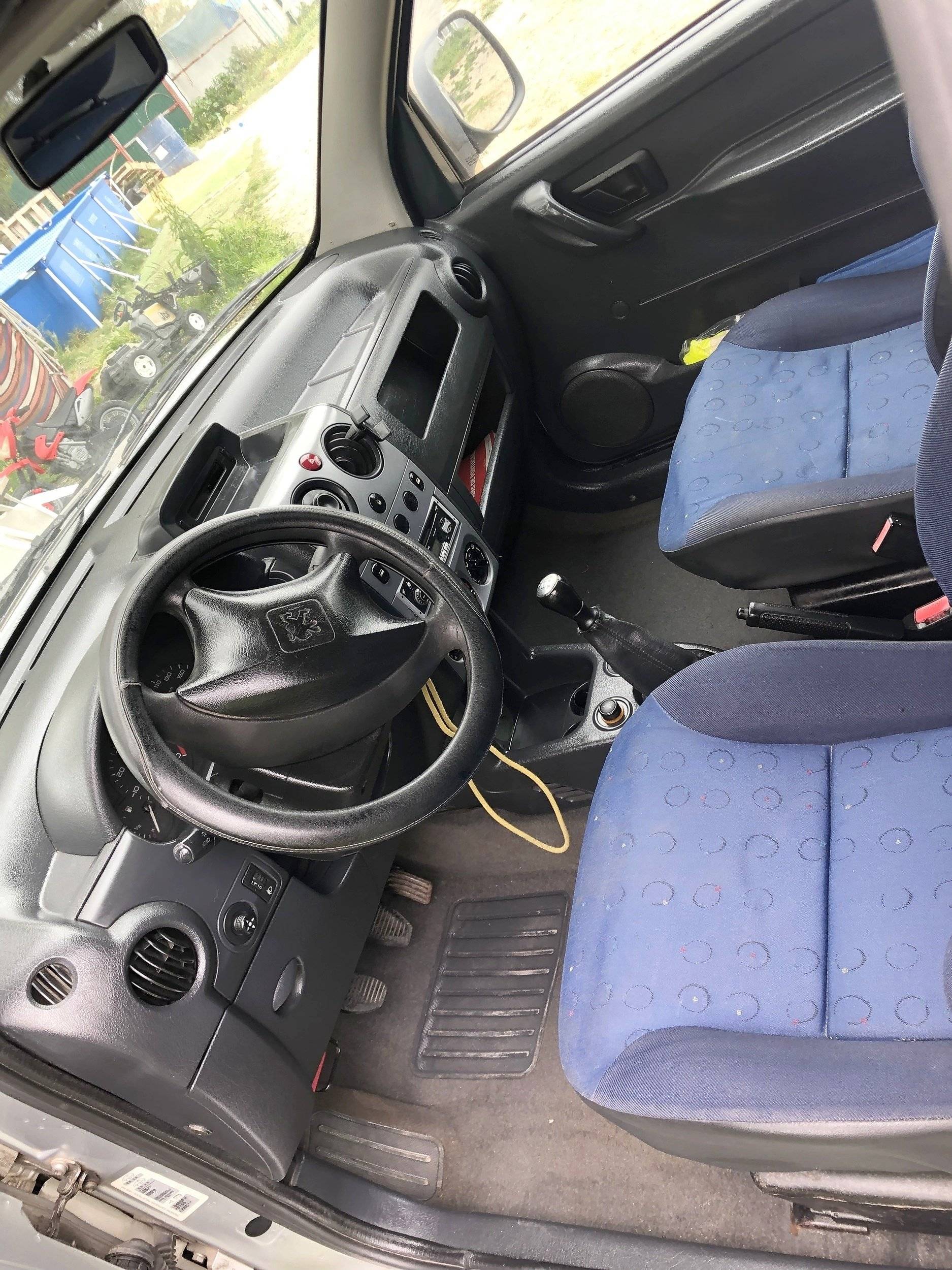 Driver's compartment Peugeot Partner1,6 HDI 90 Ch - Yescapa
