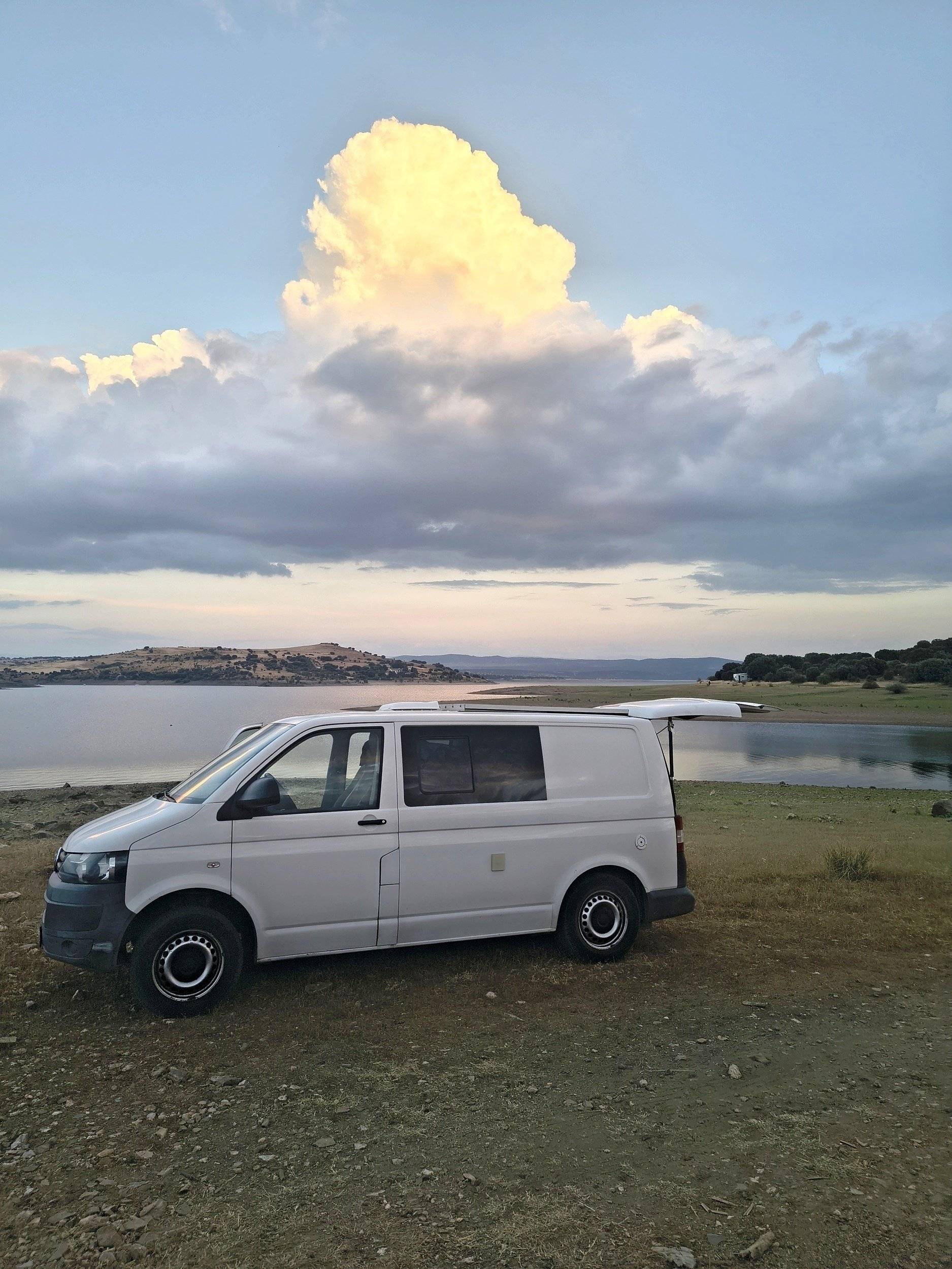 Vue avant de 3/4 Volkswagen T5 TDI 104 ch - Yescapa