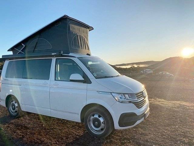 Vue avant de 3/4 Volkswagen California Beach - Yescapa