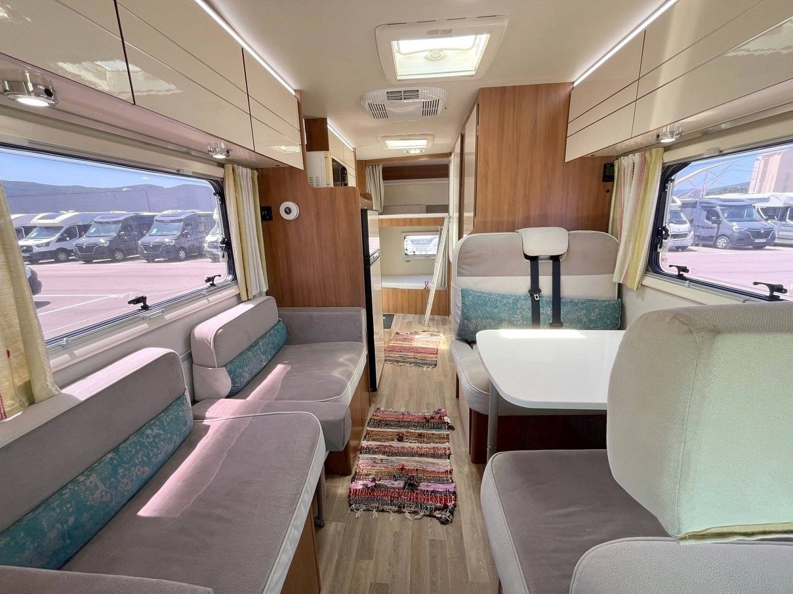 Dinette Ford Custom 2,0 l 130 ch - Yescapa