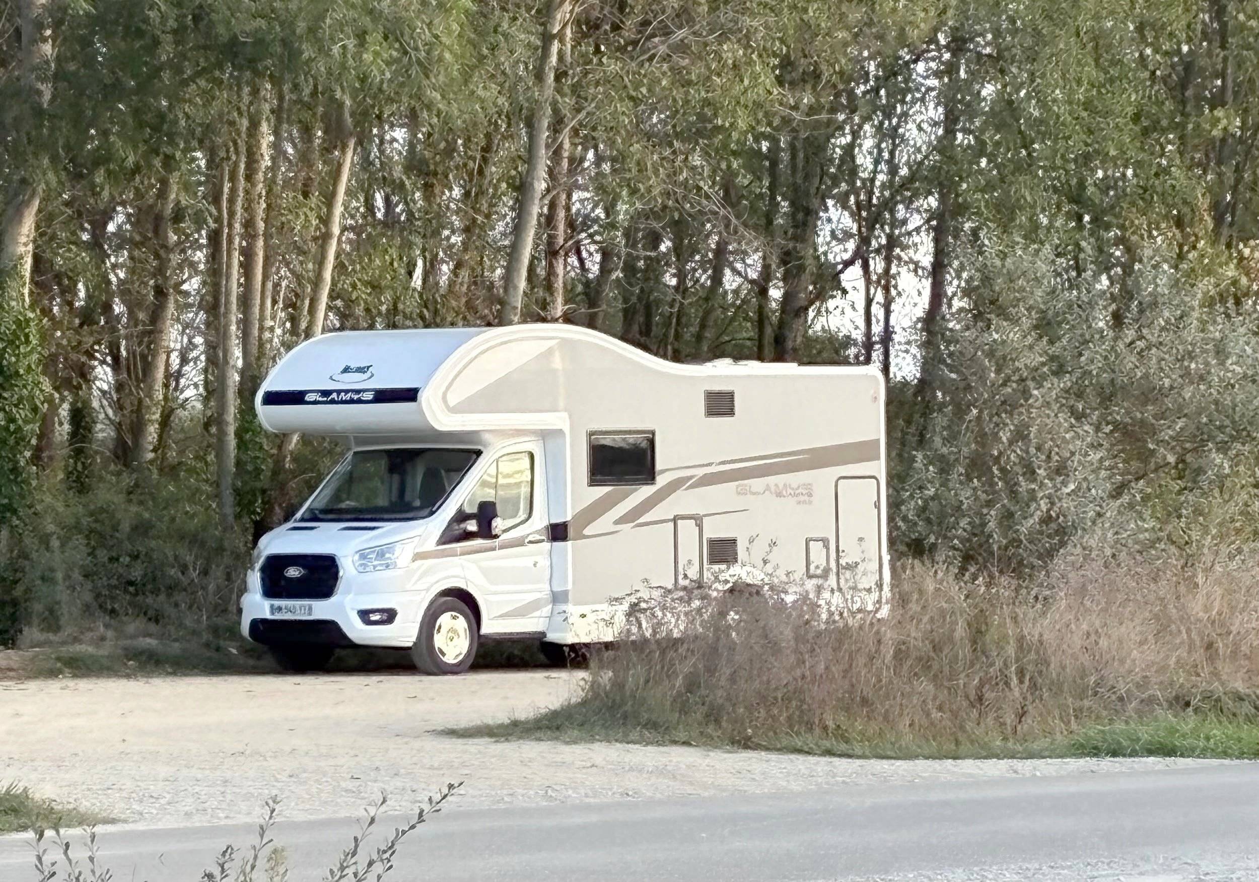 Front view from 3/4 Ford Transit 2,0 l 170 ch - Yescapa