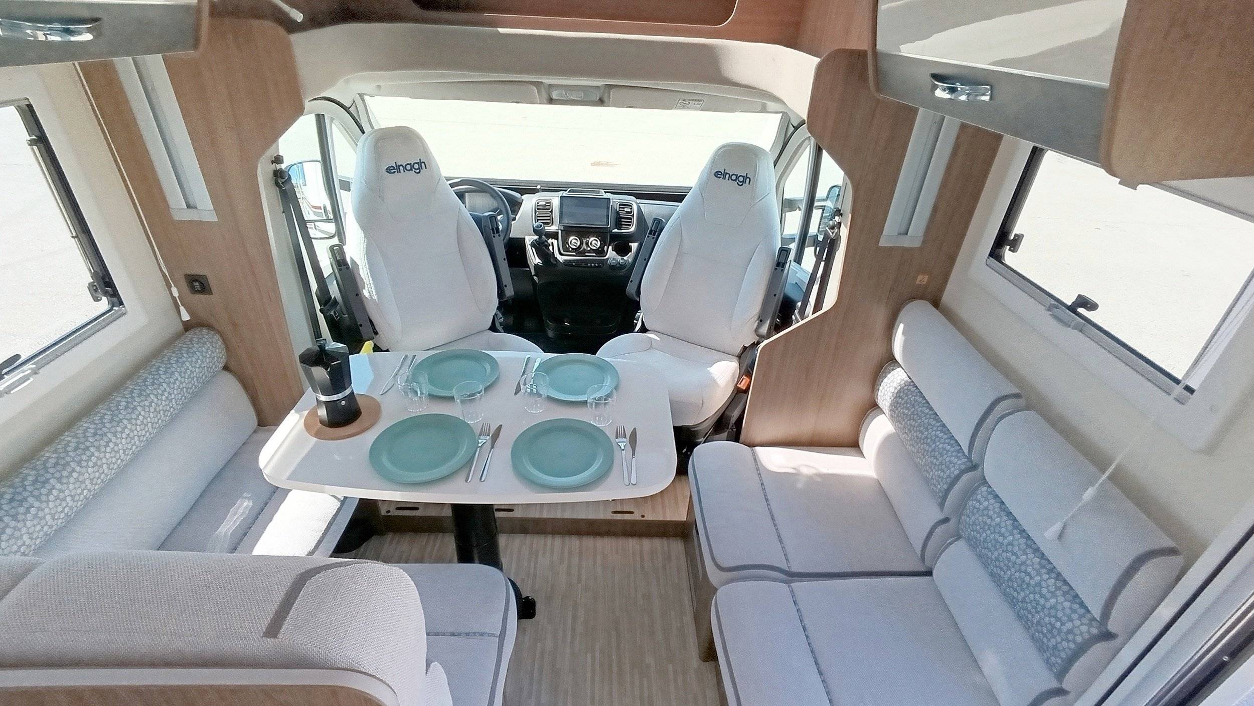 Dining Area Fiat Ducato 2,3 l Multijet 140 - Yescapa