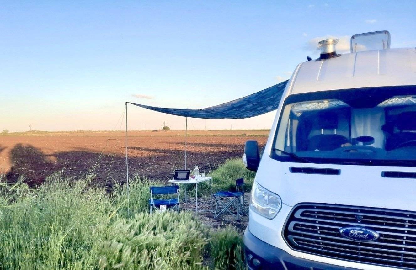 schräge Vorderansicht Ford Transit 2,2 l 125 ch - Yescapa