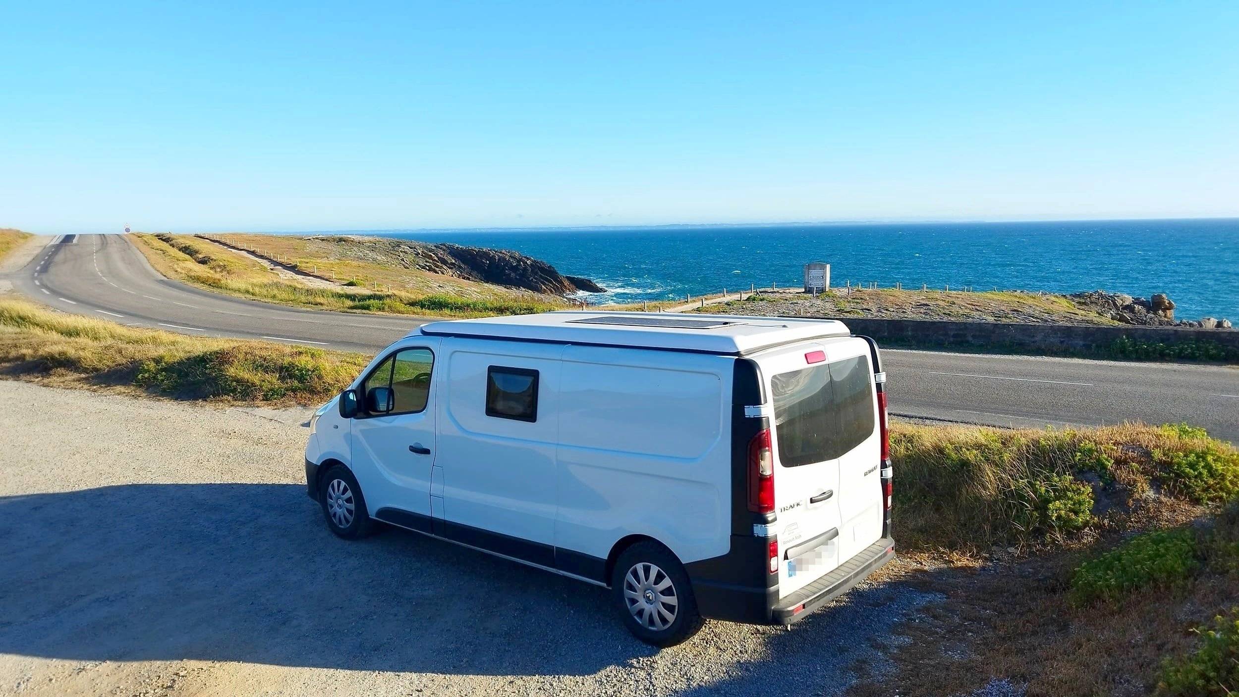 Vista del vehículo ángulo delantero Renault Trafic L2H1 2 l 140 ch - Yescapa