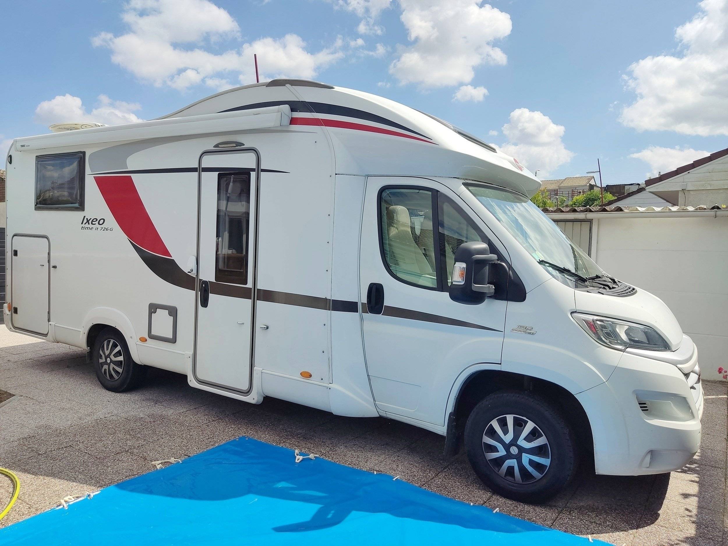 Vue avant de 3/4 Fiat FIAT DUCATO 2.3 JTDm 140 CH BOITE AUTOMATIQUE AT9 - Yescapa