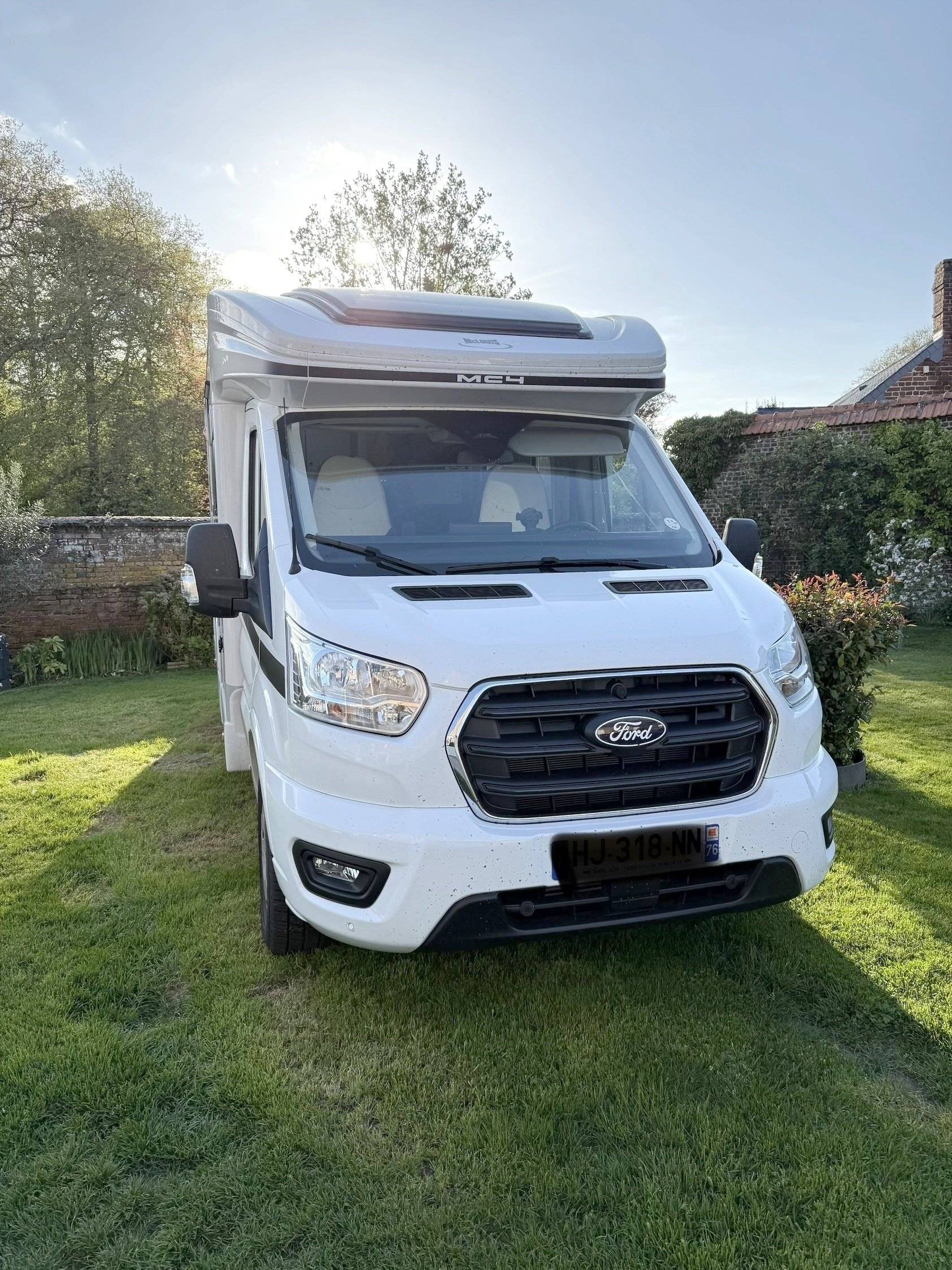 Front view from 3/4 Ford - Yescapa