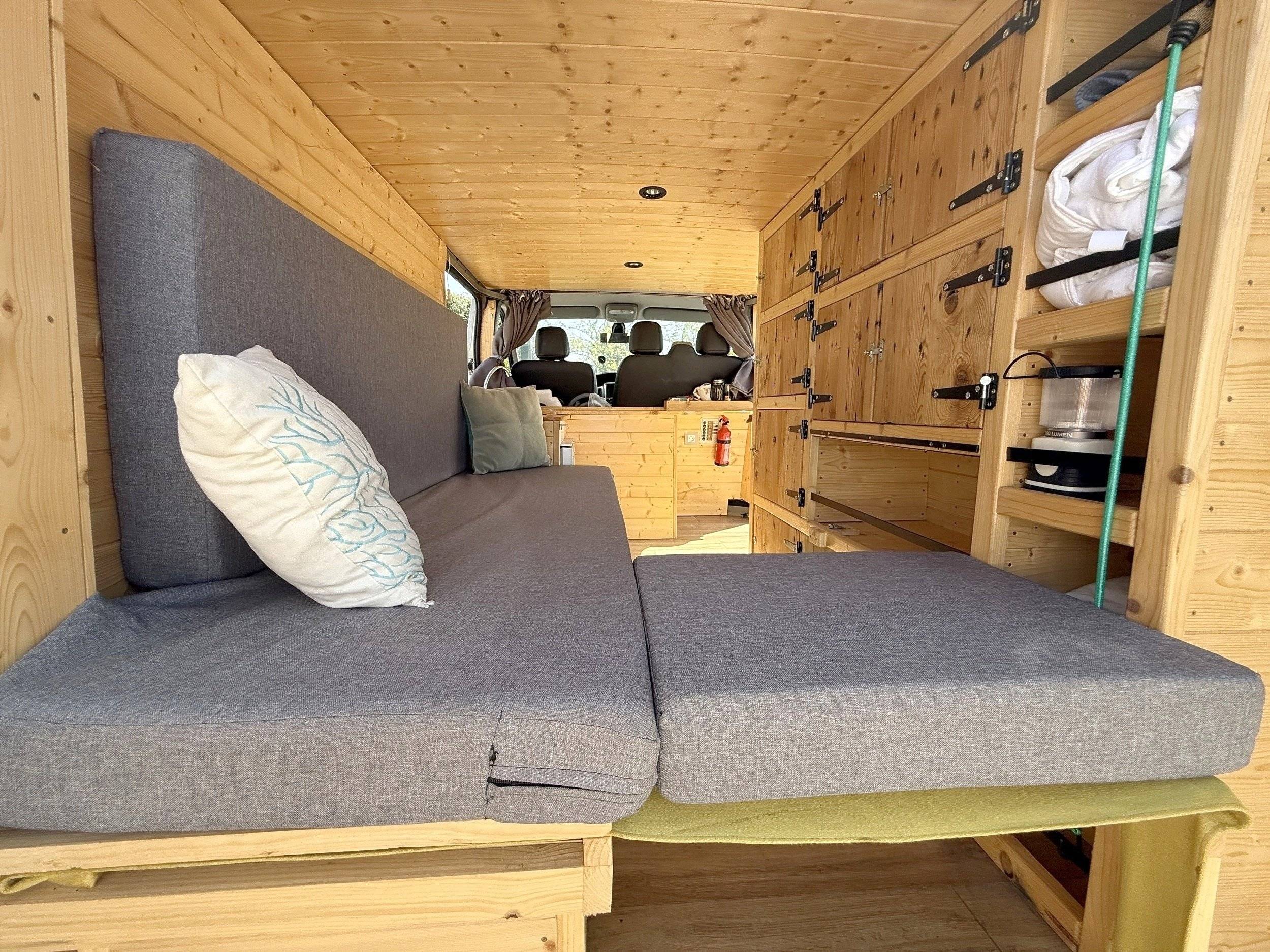 Coin repas Renault Trafic 2 l 115 ch - Yescapa