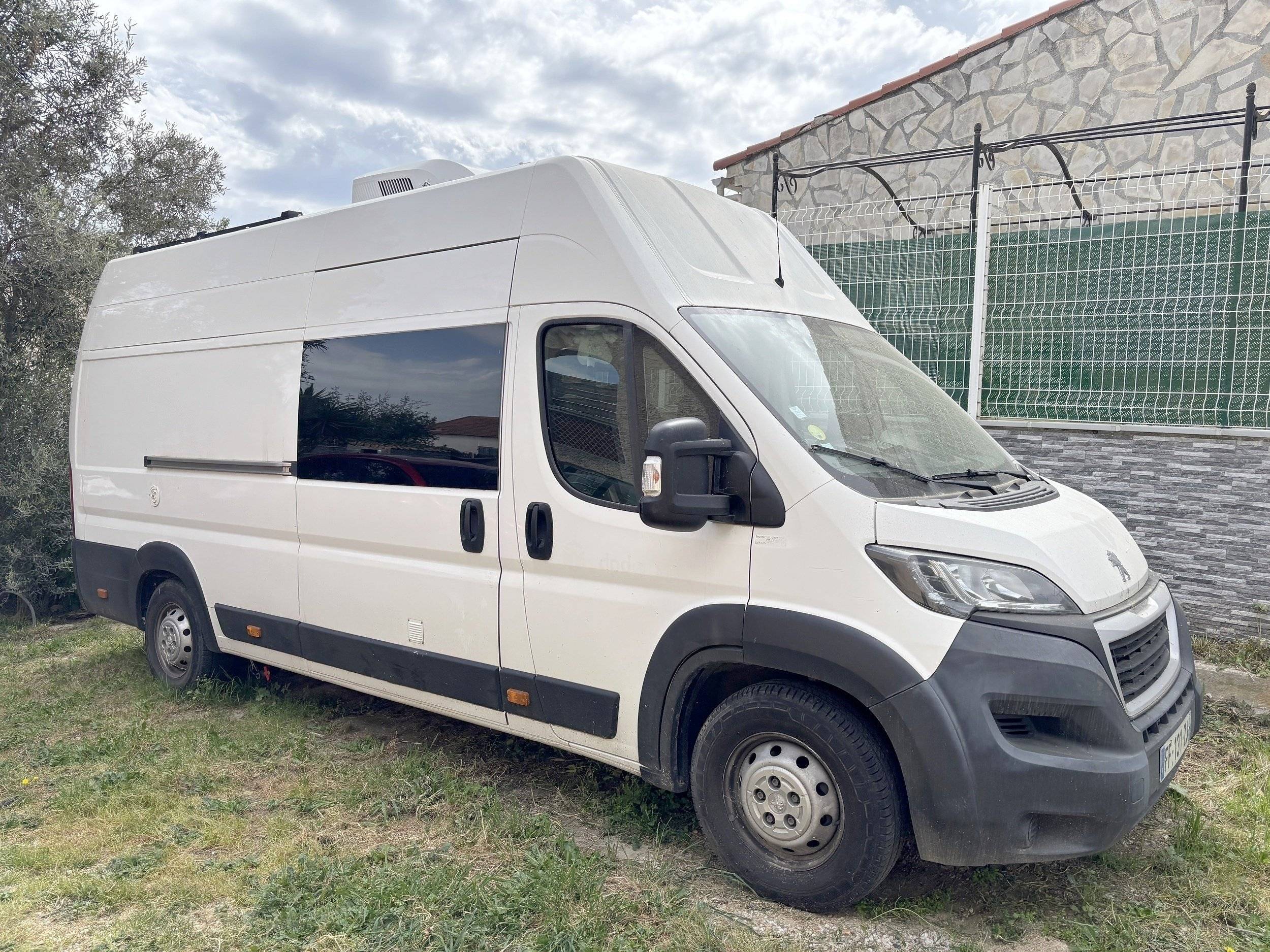 Front view from 3/4 Peugeot Boxer 2,2 l hdi 130 ch - Yescapa
