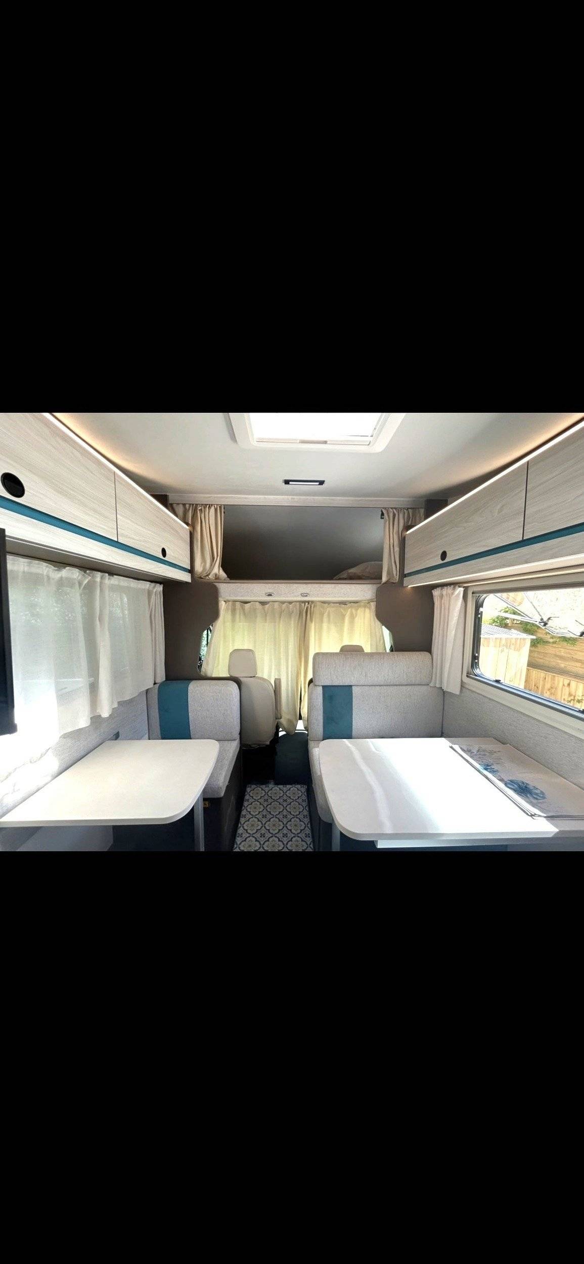 Dining Area Ford Transit 2,0 l 155 ch - Yescapa