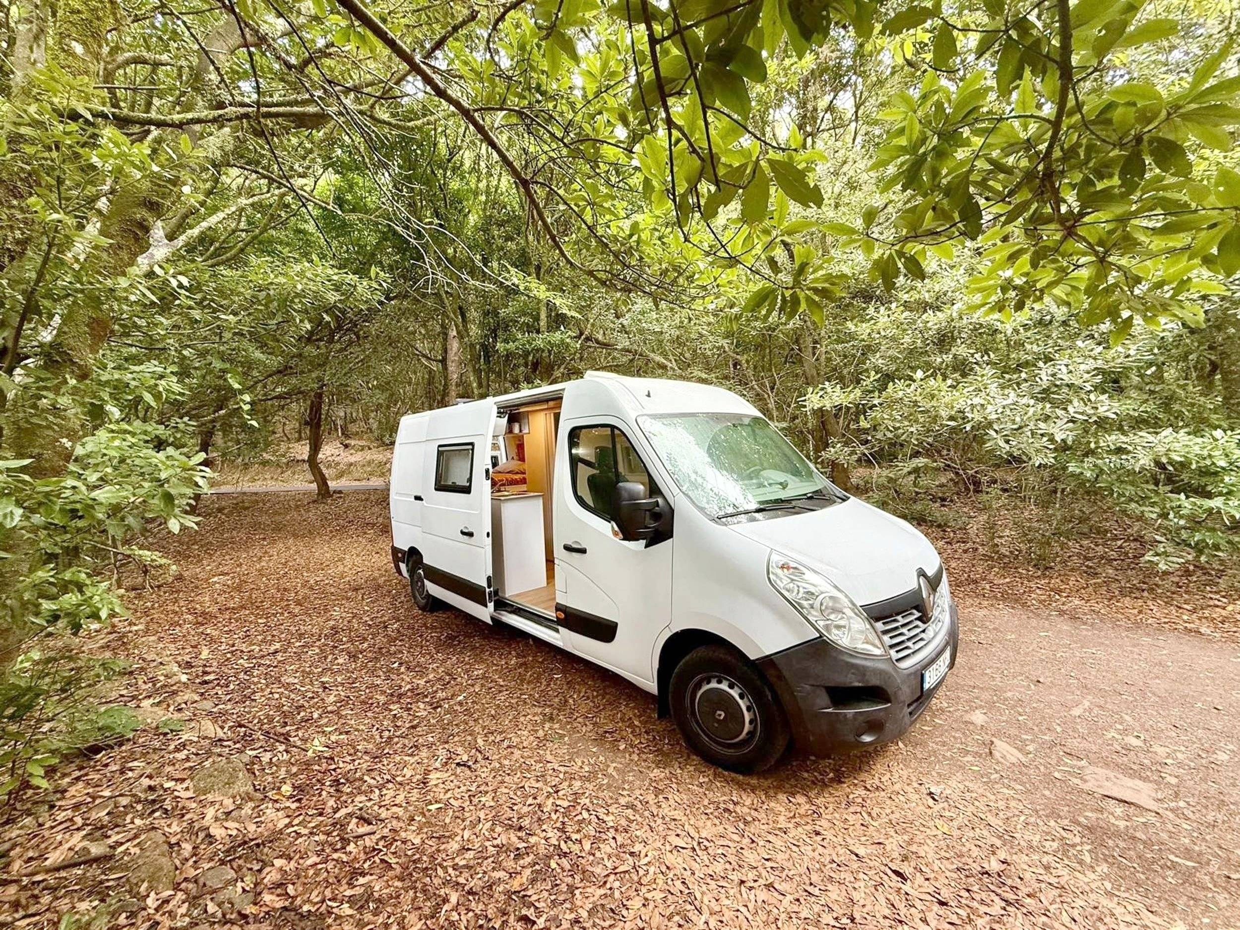Front view from 3/4 Renault Master - Yescapa