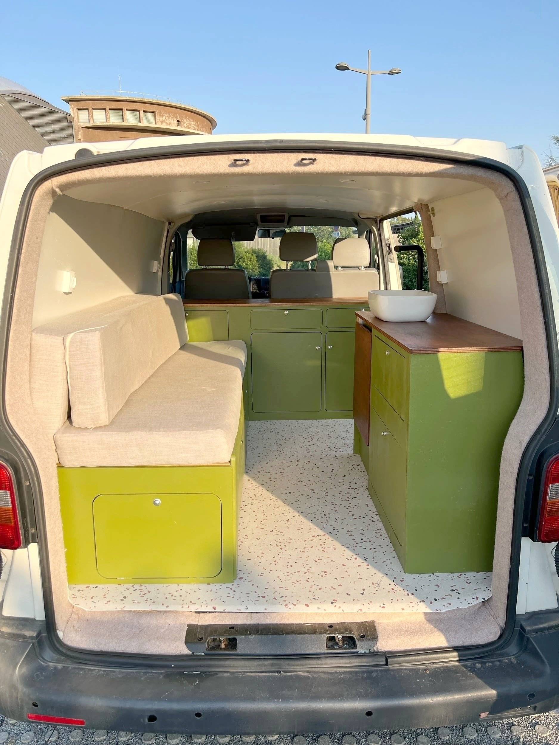 Vista frontale a ¾ Volkswagen T5 2,0 l 84 ch - Yescapa