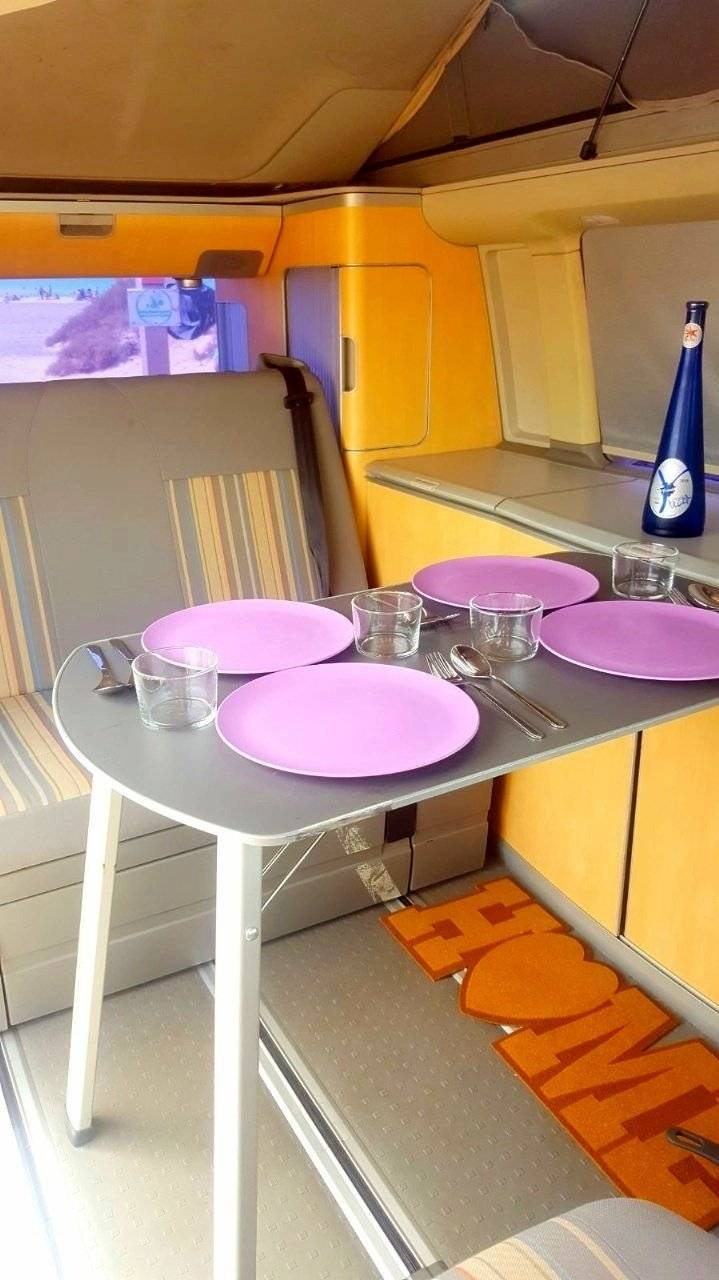 Dining Area Volkswagen - Yescapa