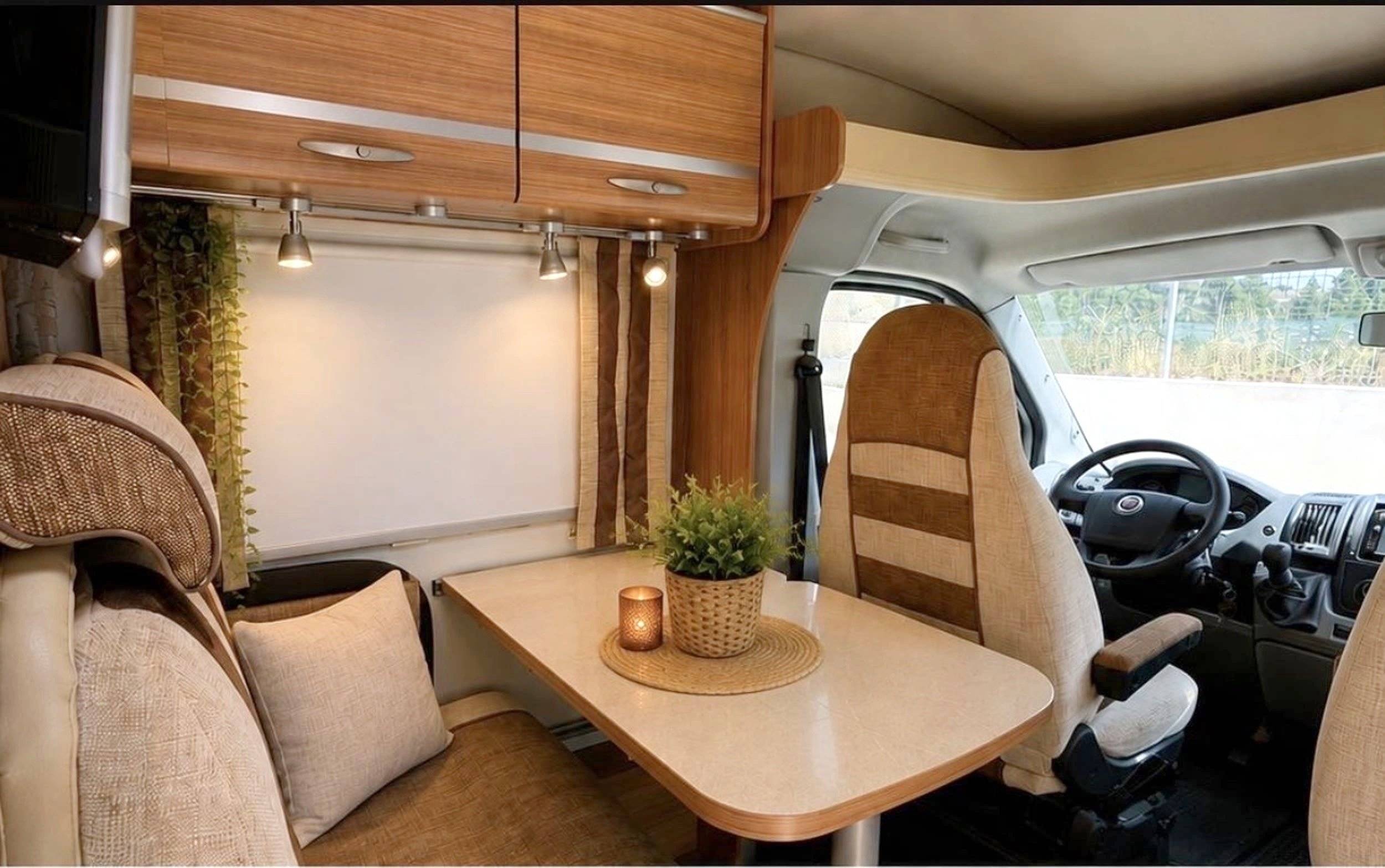Área de jantar Fiat Ducato 2,3 l Multijet 130 ch. - Yescapa