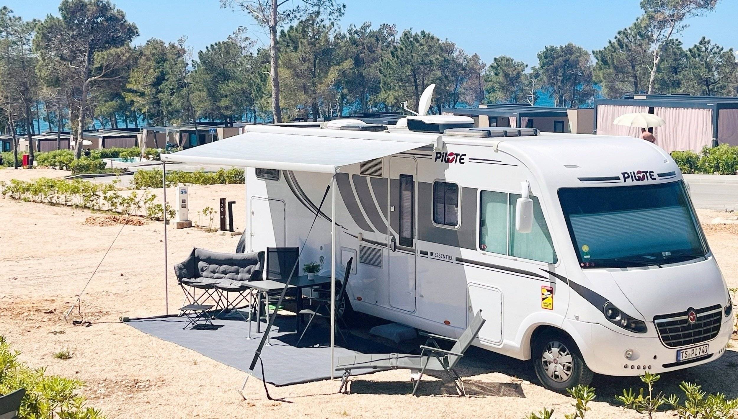 Front view from 3/4 Wohnmobil  XXL mit A/C - Yescapa
