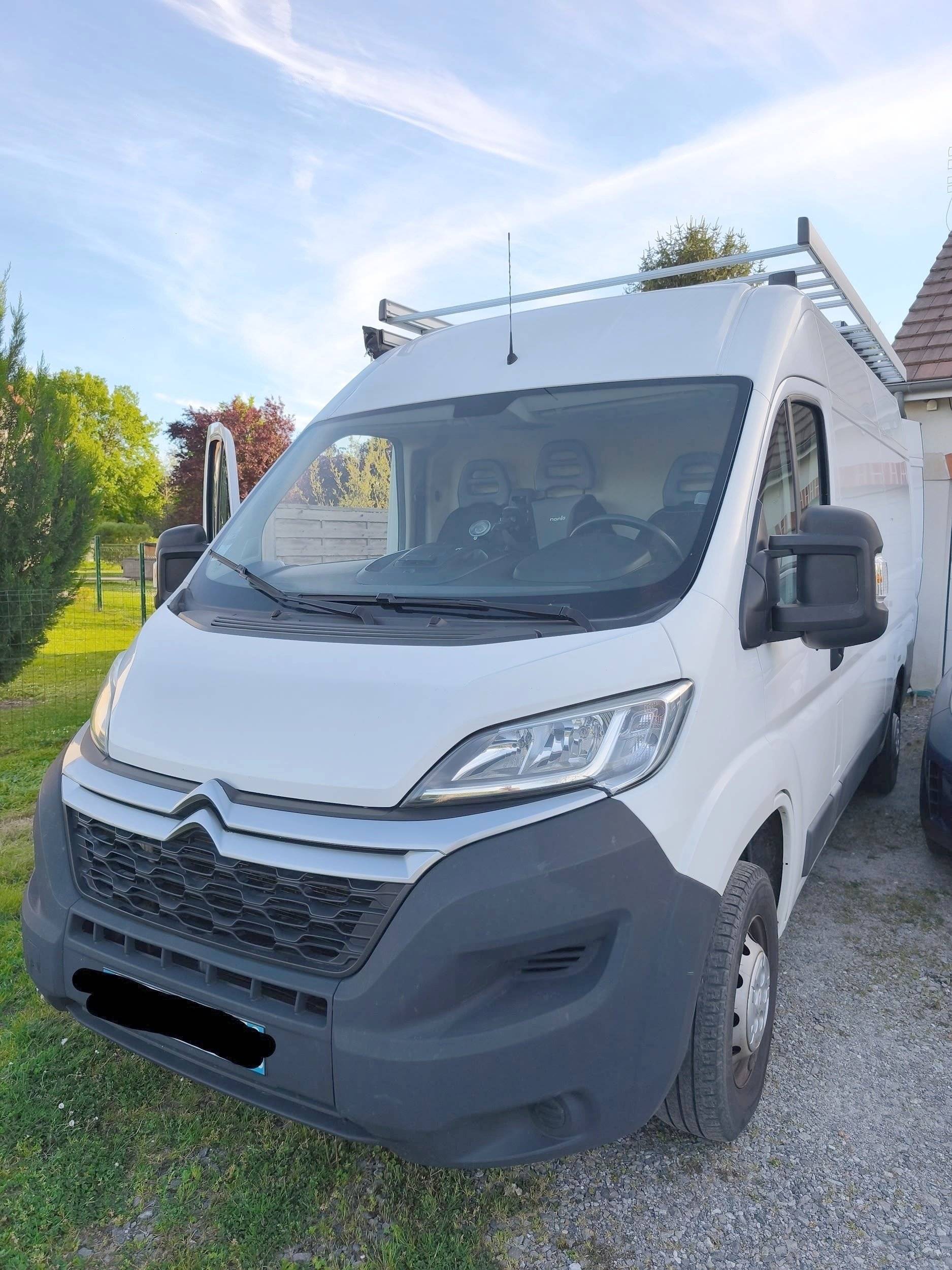 schräge Vorderansicht Citroën Jumper 2,2 l 110 ch - Yescapa