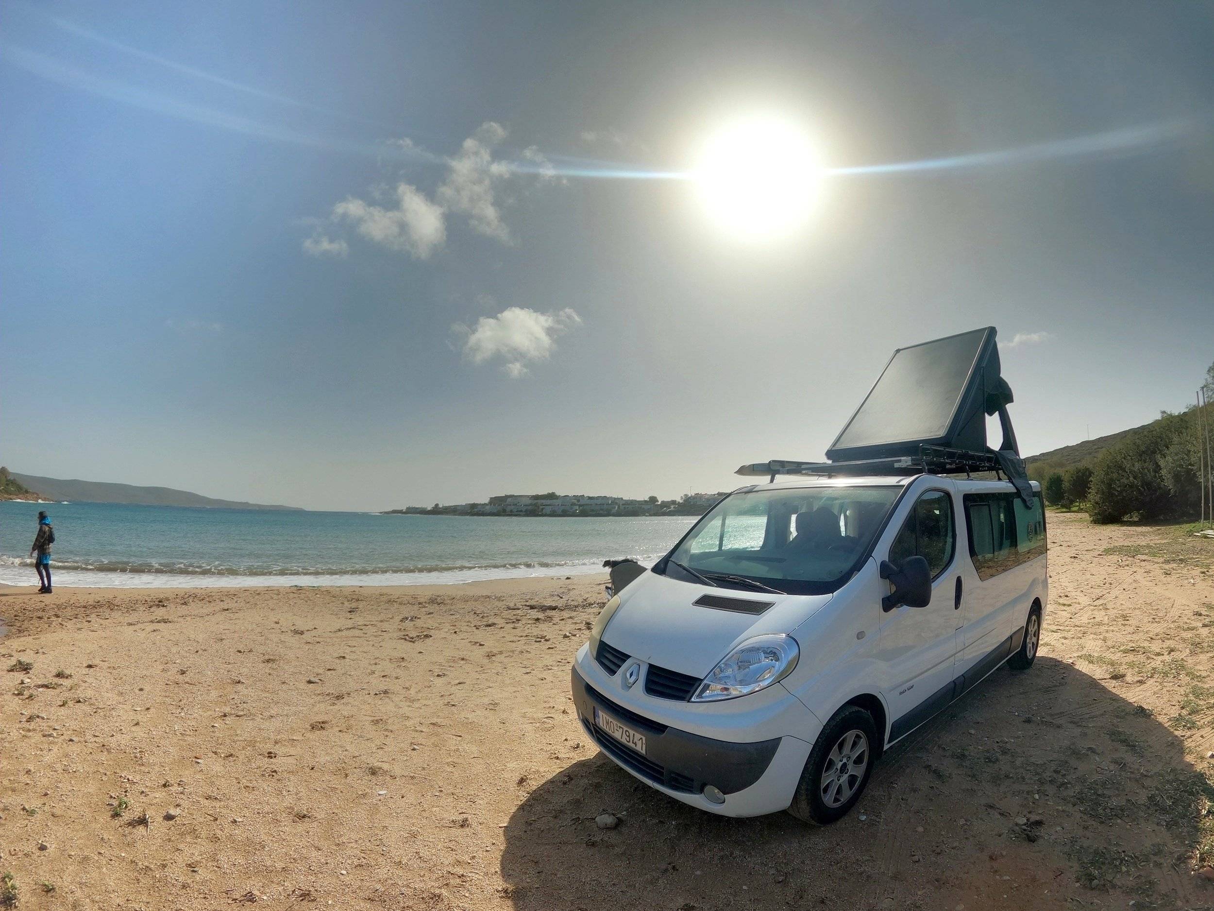 Vue avant de 3/4 Renault Renault Trafic - Yescapa