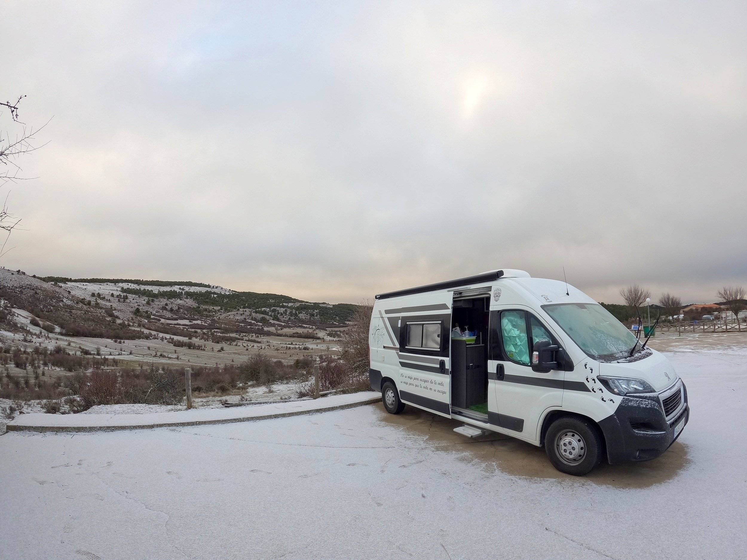 schräge Vorderansicht Peugeot BOXER L2H2 - Yescapa