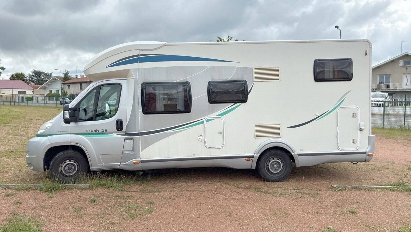 schräge Vorderansicht Fiat Ducato - Yescapa