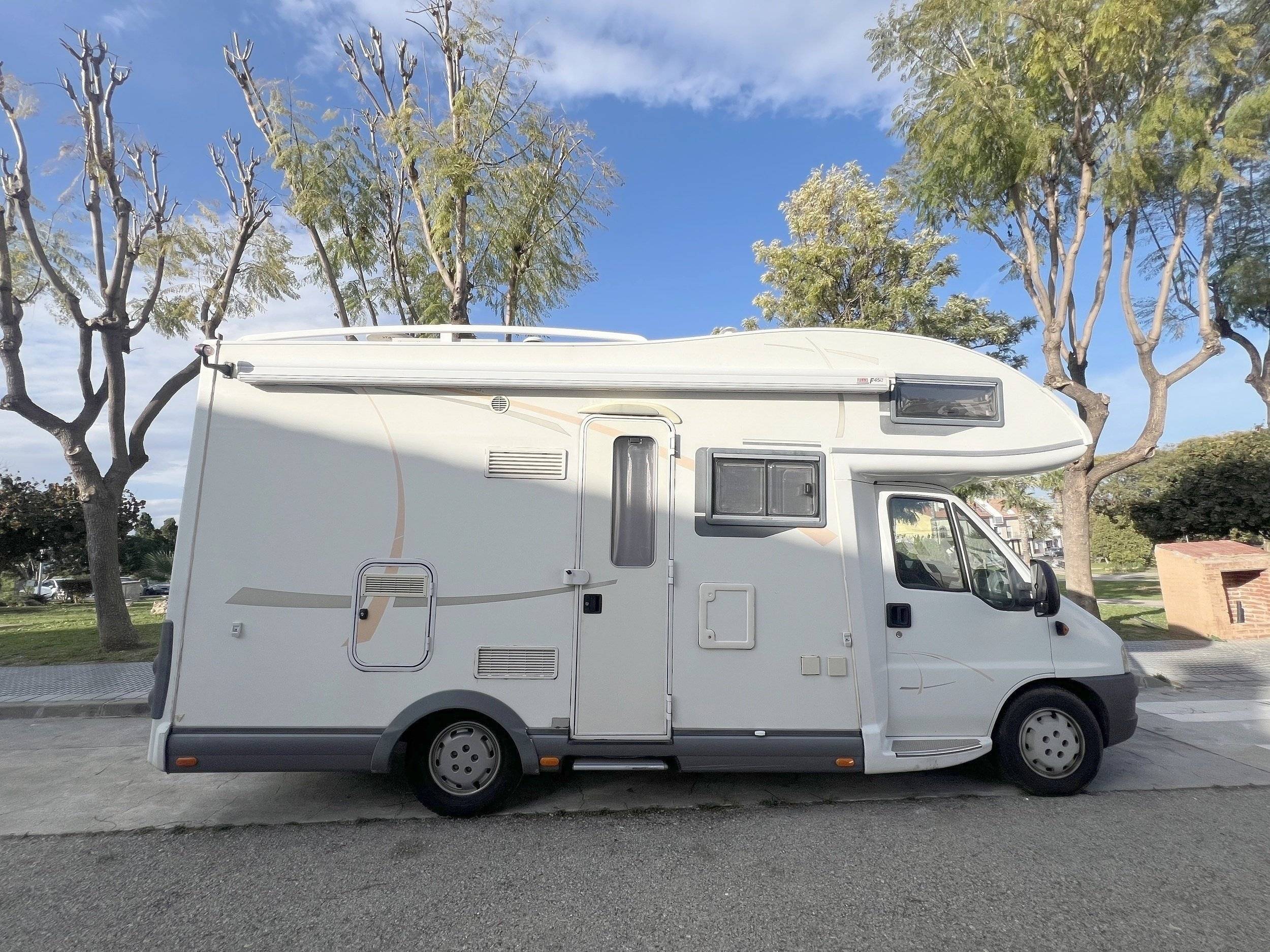 Front view from 3/4 Fiat - Yescapa