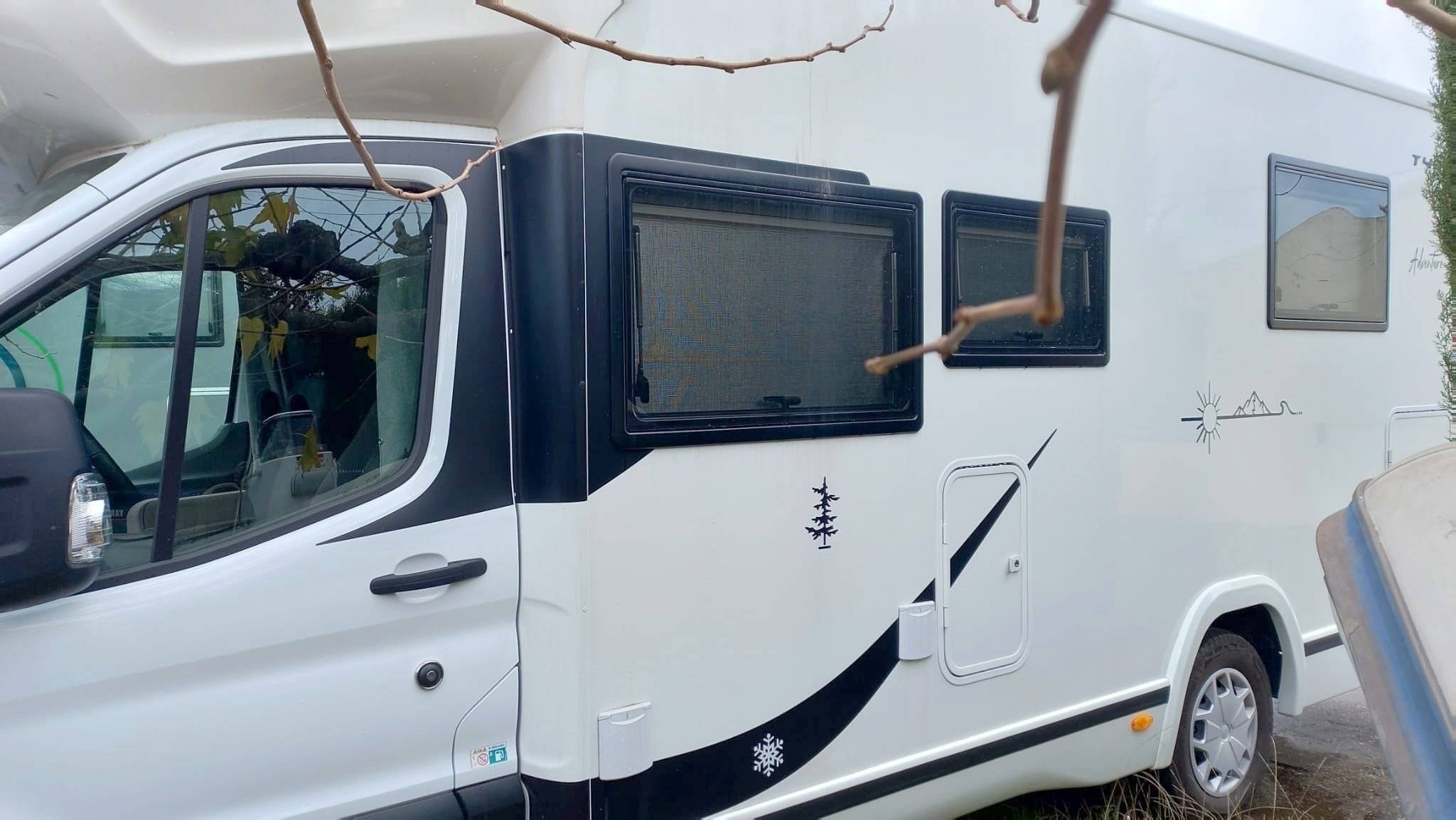 schräge Vorderansicht Ford Ford - Yescapa