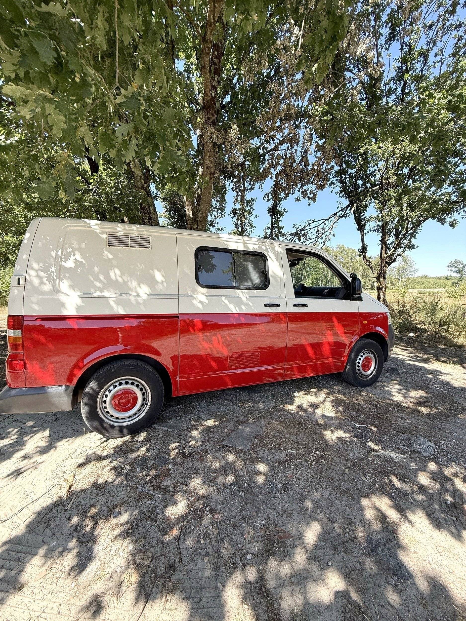 Front view from 3/4 Volkswagen T5 2,5 l 130 ch - Yescapa