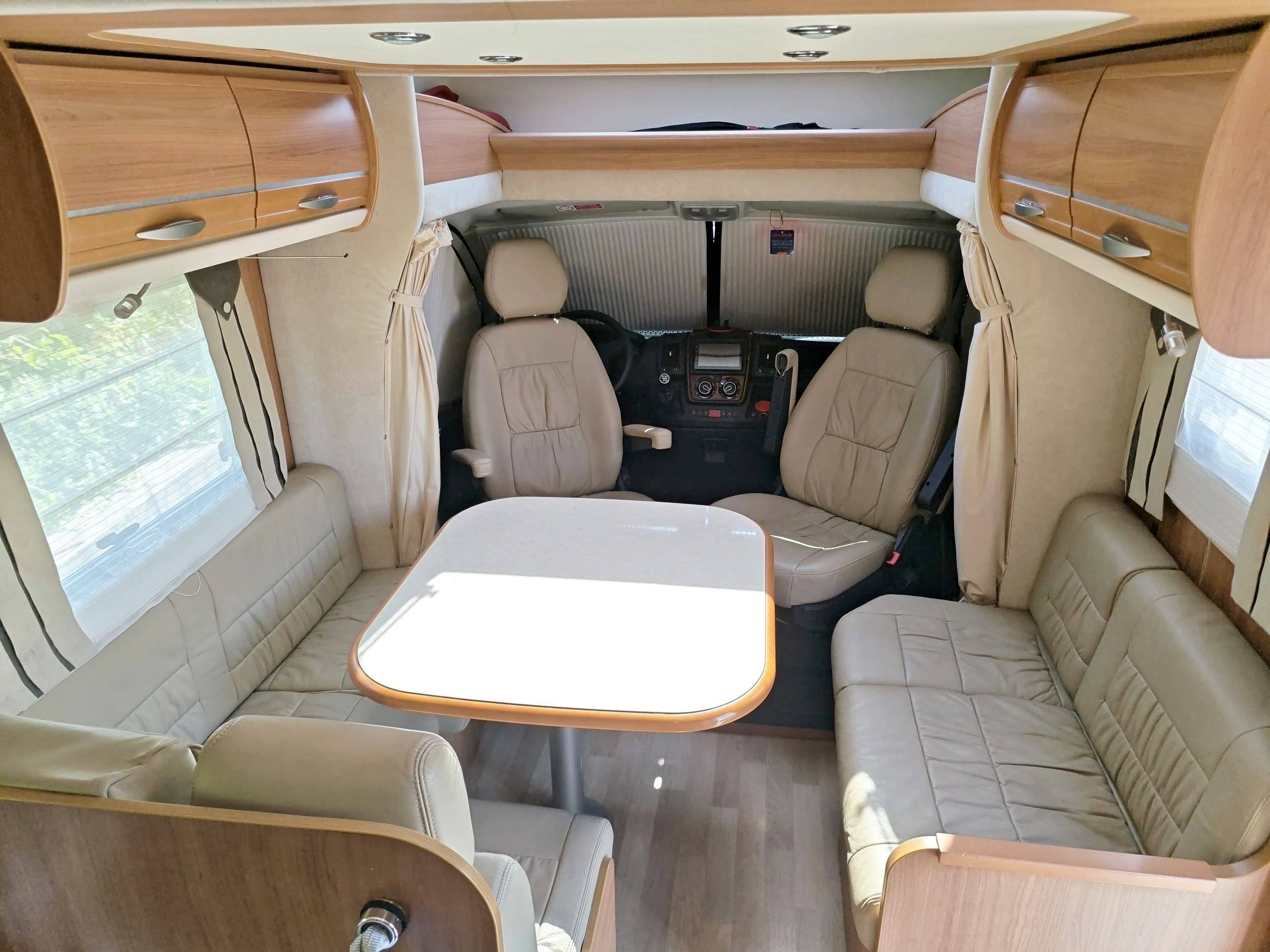 Área de jantar Fiat Ducato 2,3 l Multijet 130 ch. - Yescapa