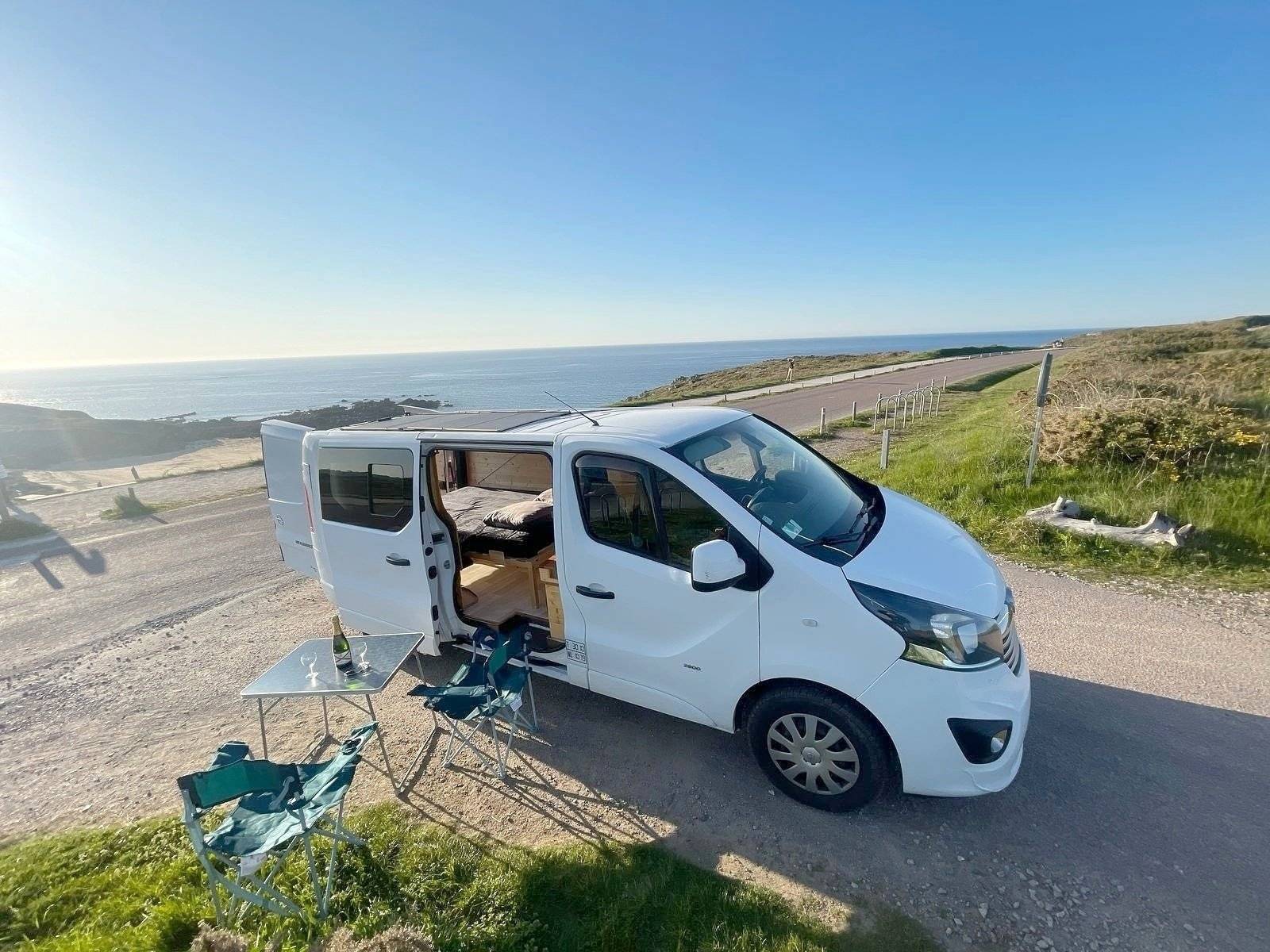 Front view from 3/4 Opel Vivaro - Yescapa