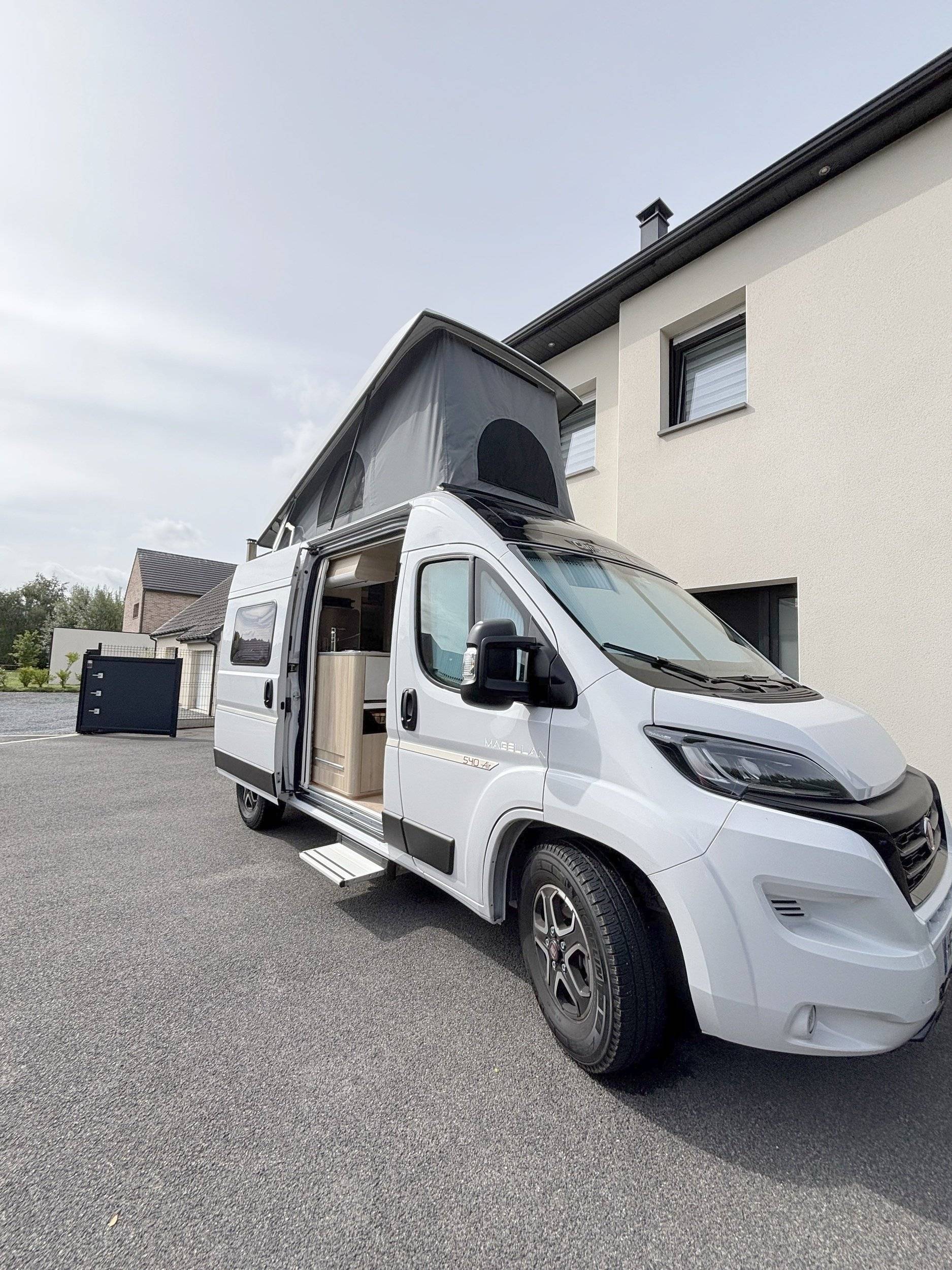 Vue avant de 3/4 Fiat Fiat ducato - Yescapa