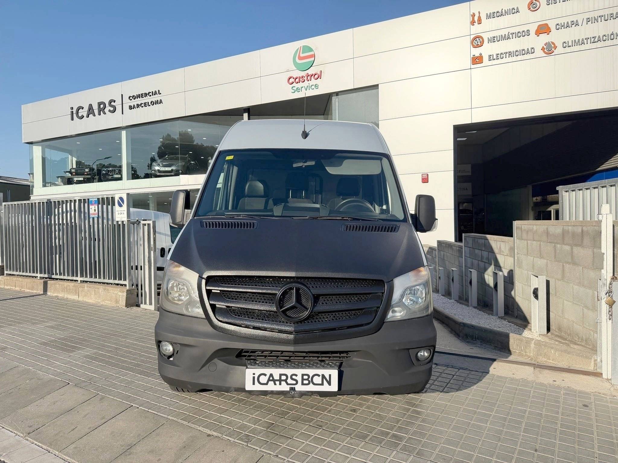 Front view from 3/4 Mercedes Sprinter 2,2 l 129 ch - Yescapa