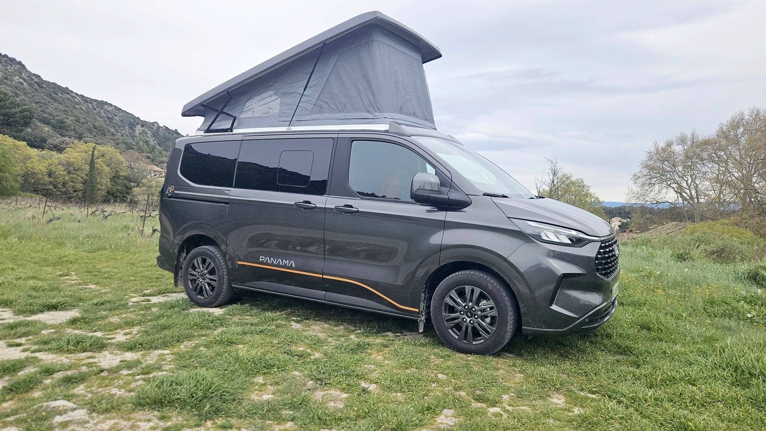 Vista frontale a ¾ Ford TOURNEO PANAMA PEAK 10+ - Yescapa