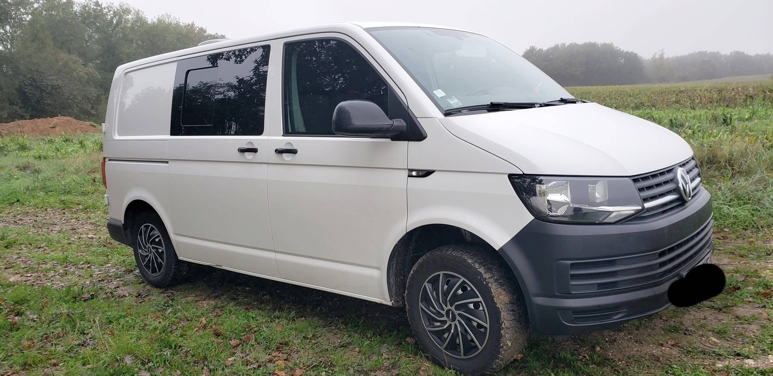 Vue avant de 3/4 Volkswagen Transporter T6.1  2,0 l 150ch DSG7 - Yescapa