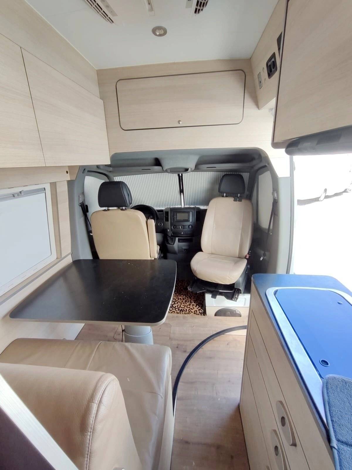 Dinette Mercedes Sprinter 313CDI - Yescapa